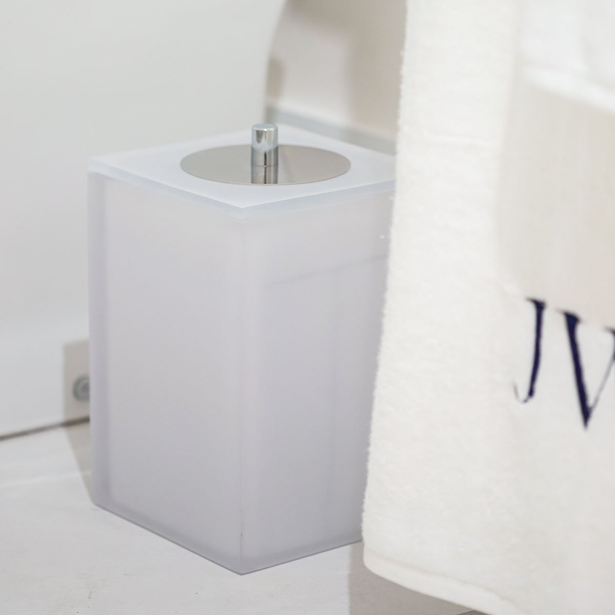 02 lixeira de piso cristal fosco cromado