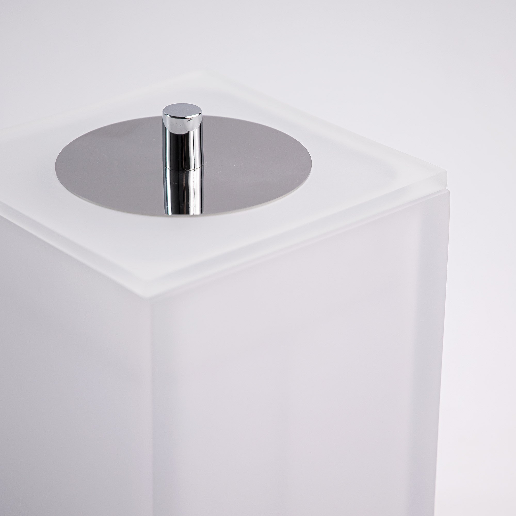 05 lixeira de piso cristal fosco cromado