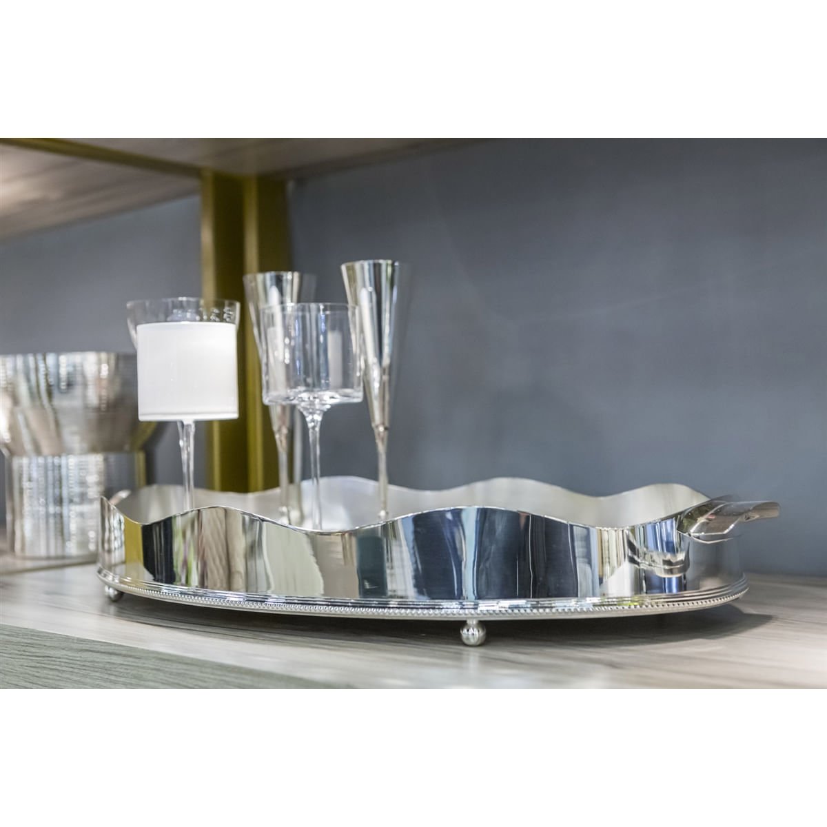 bandeja galeria lisa oval media prata com fundo de madeira