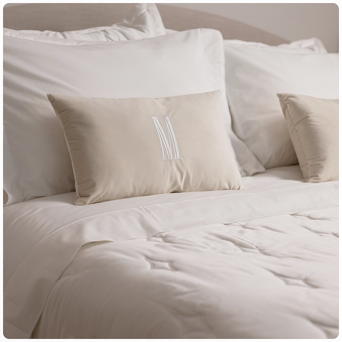 almofada_para_cama_com_monograma_sottile_casa_ambientada_1