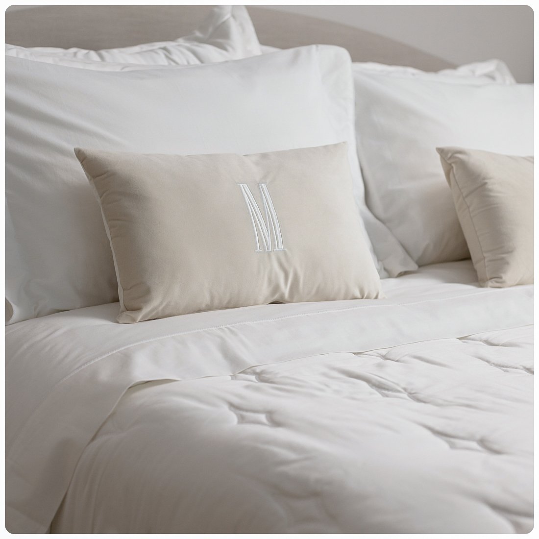 01 jogo de 2 almofadas monograma soffice bordado simple off white