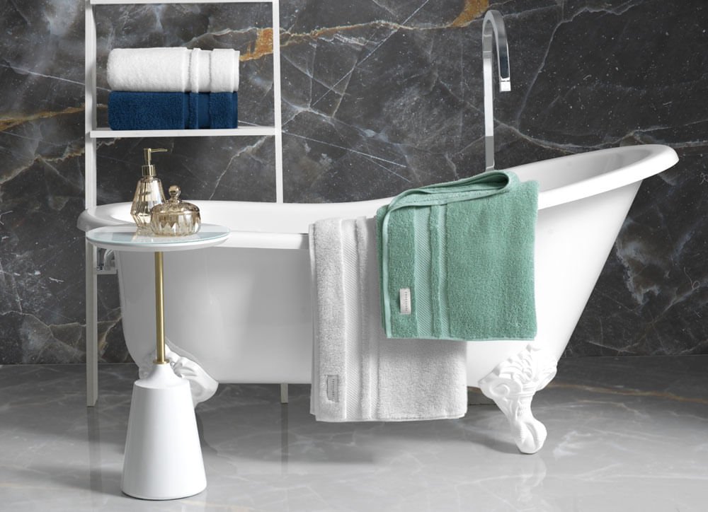 toalha de banho trussardi 100 algodao lorenzi branco ambientada