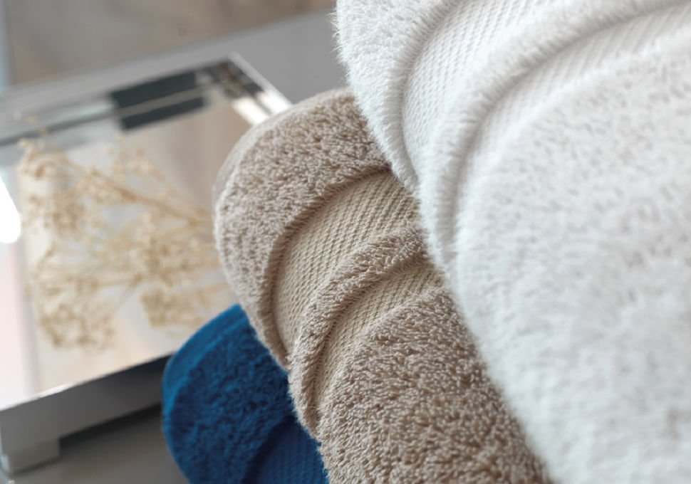 toalha detalhe lorenzi trussardi