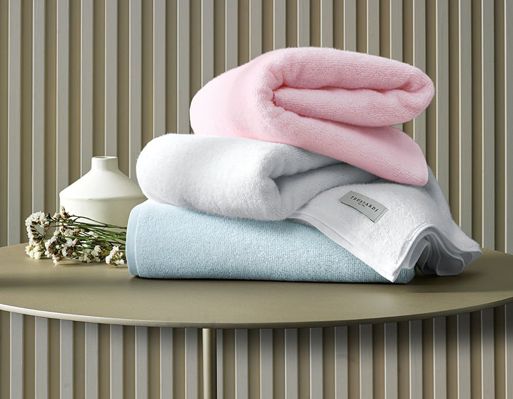 toalha de banho infantil trussardi 100 algodao sartoria branco ambientada