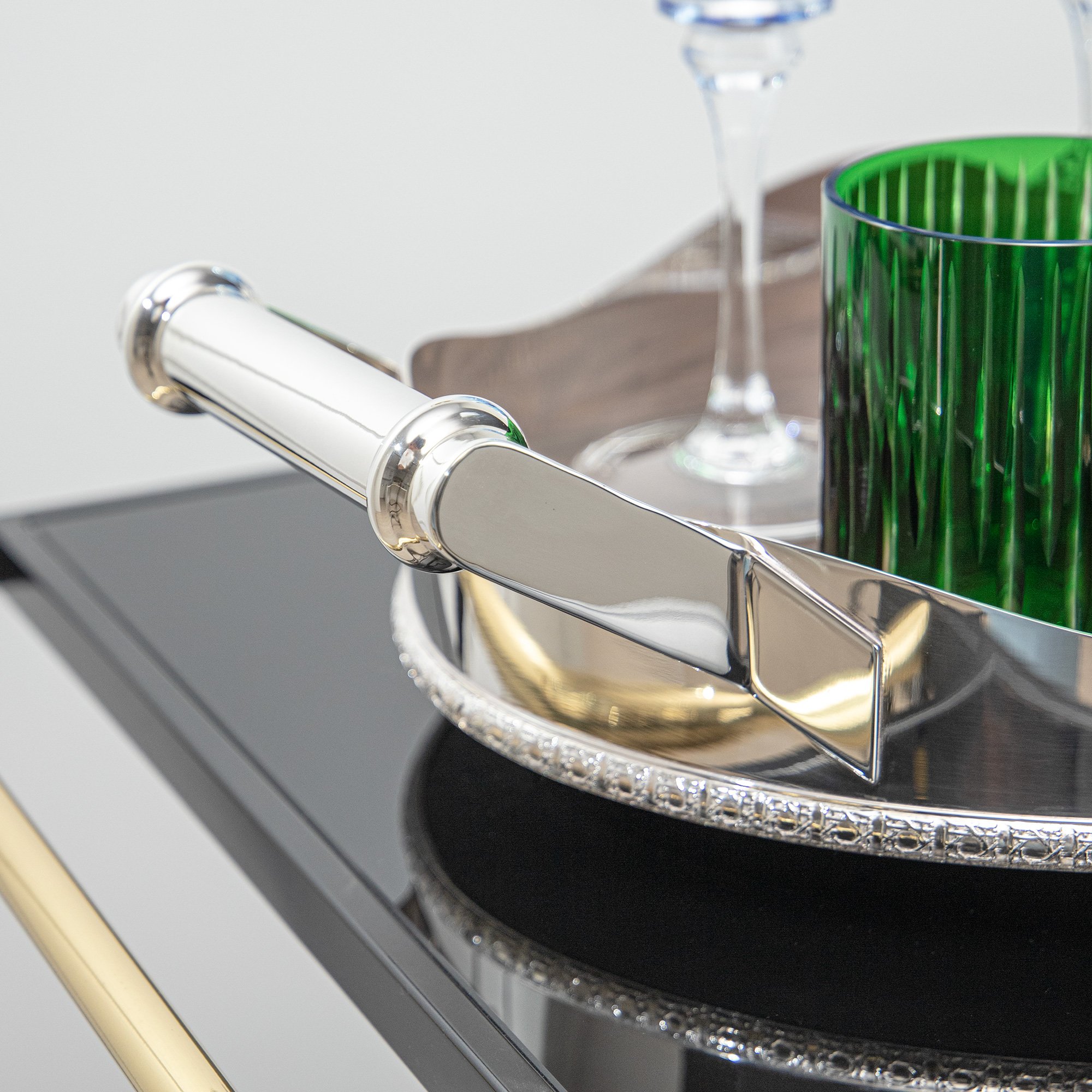 bandeja coracao prata cordao palha fundo madeira pequena st james ambientada detalhe sottile casa