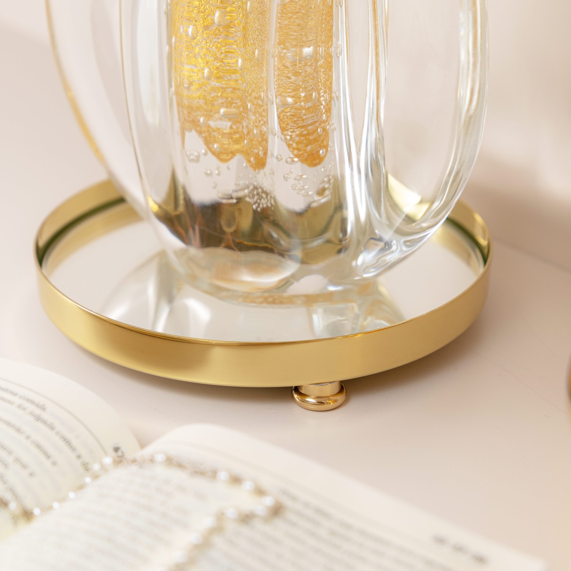 bandeja rendonda dourada fundo espelho p ambientada sottile casa