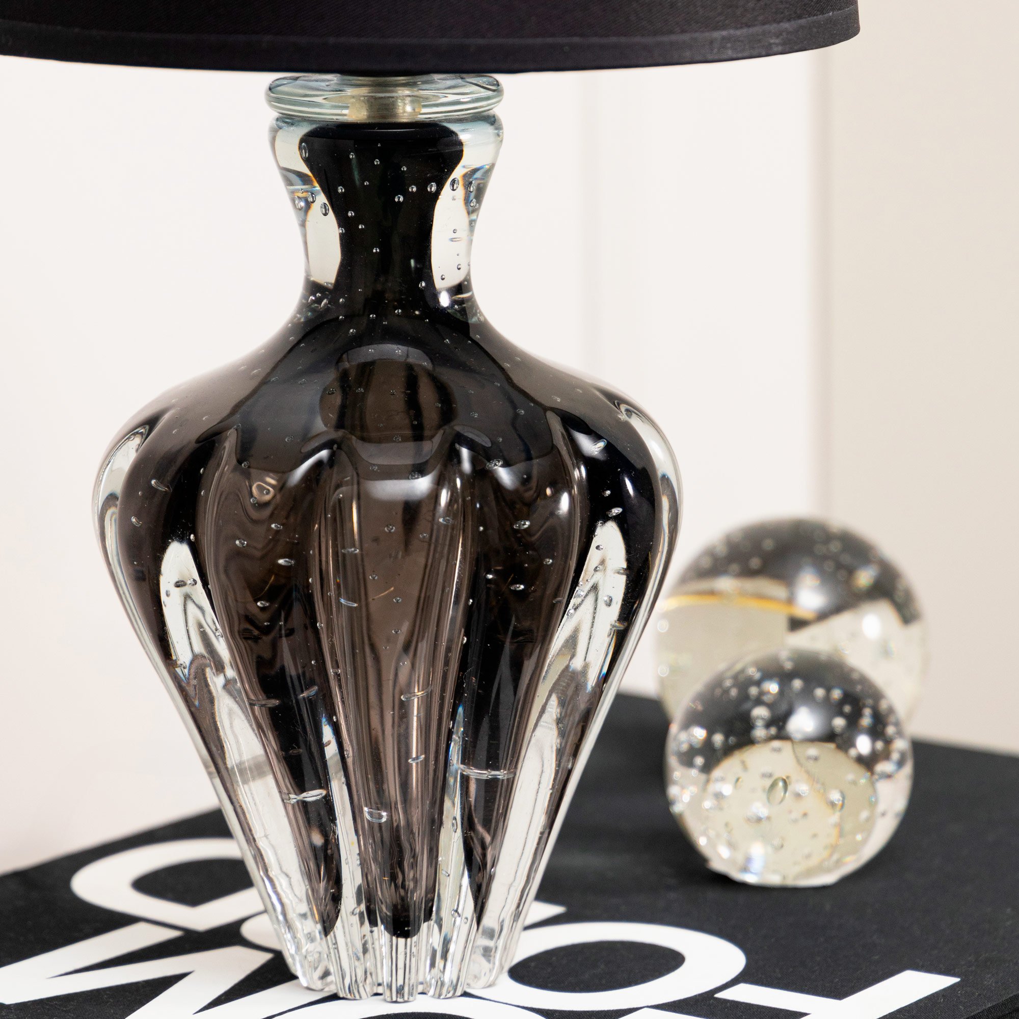 abajur murano chatelet onyx ambientada detalhe sottile casa