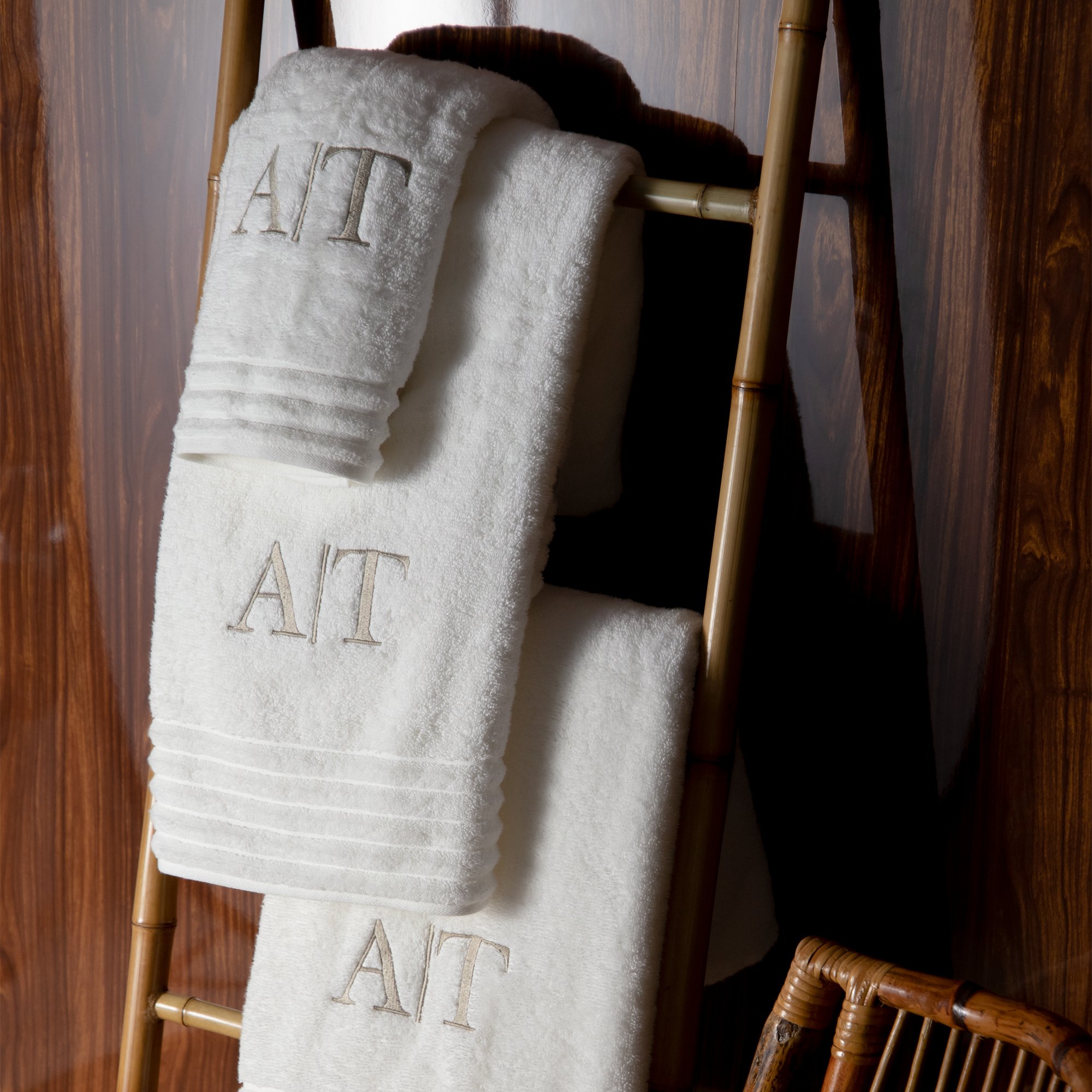toalha_banho_imperiale_trussardi_branca_com_monograma_sottile_casa