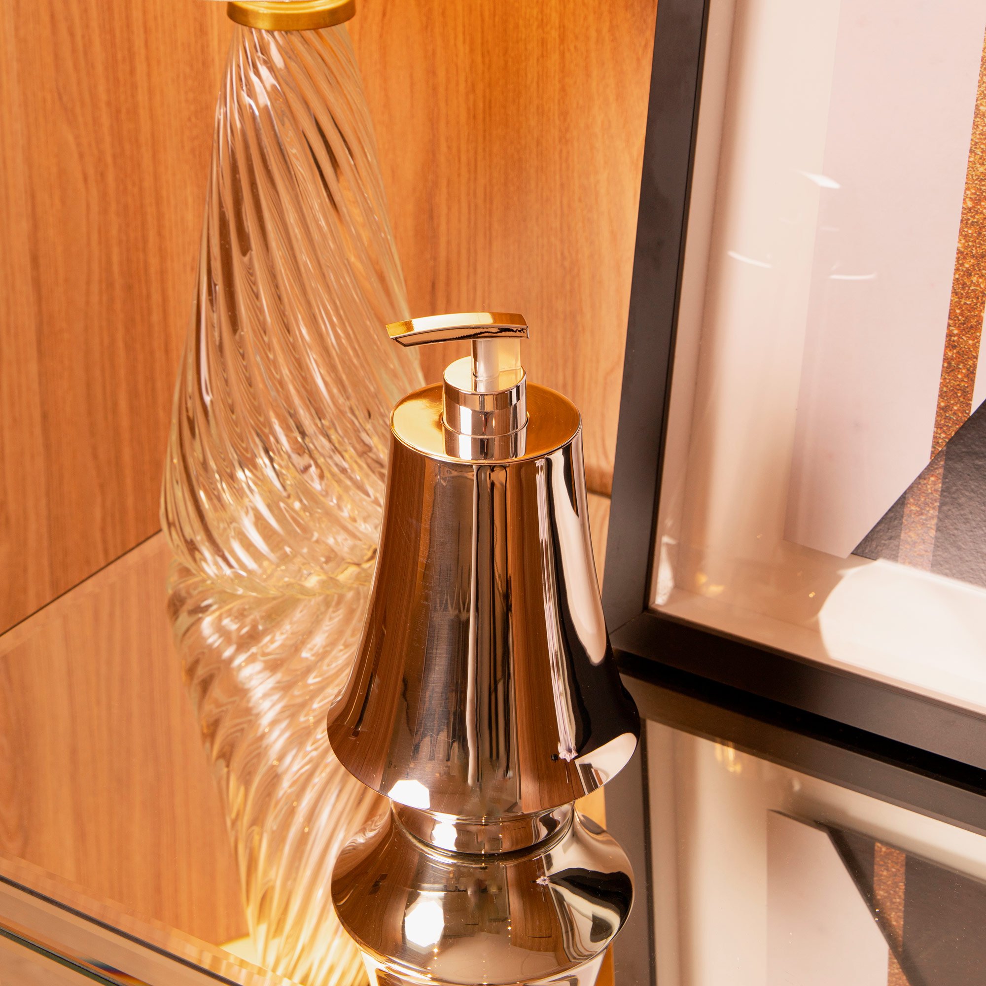 Porta_Alcool_Gel_St_James_Femme_Carol_Bassi_Prata_Ambientada_Sottile_Casa