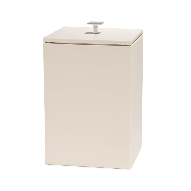 lixeira_banheiro_resina_off_white_com_pegador_cromado_sottile_casa