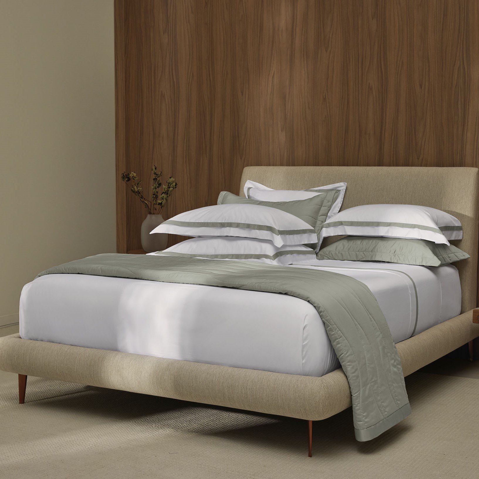 jogo de cama trussardi 300 fios cetim 100 algodao egipcio vercelli branco e pistacchio sottile casa ambientada
