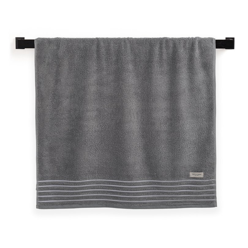 toalha de banho trussardi palladio ardosia sottile casa still pendurada
