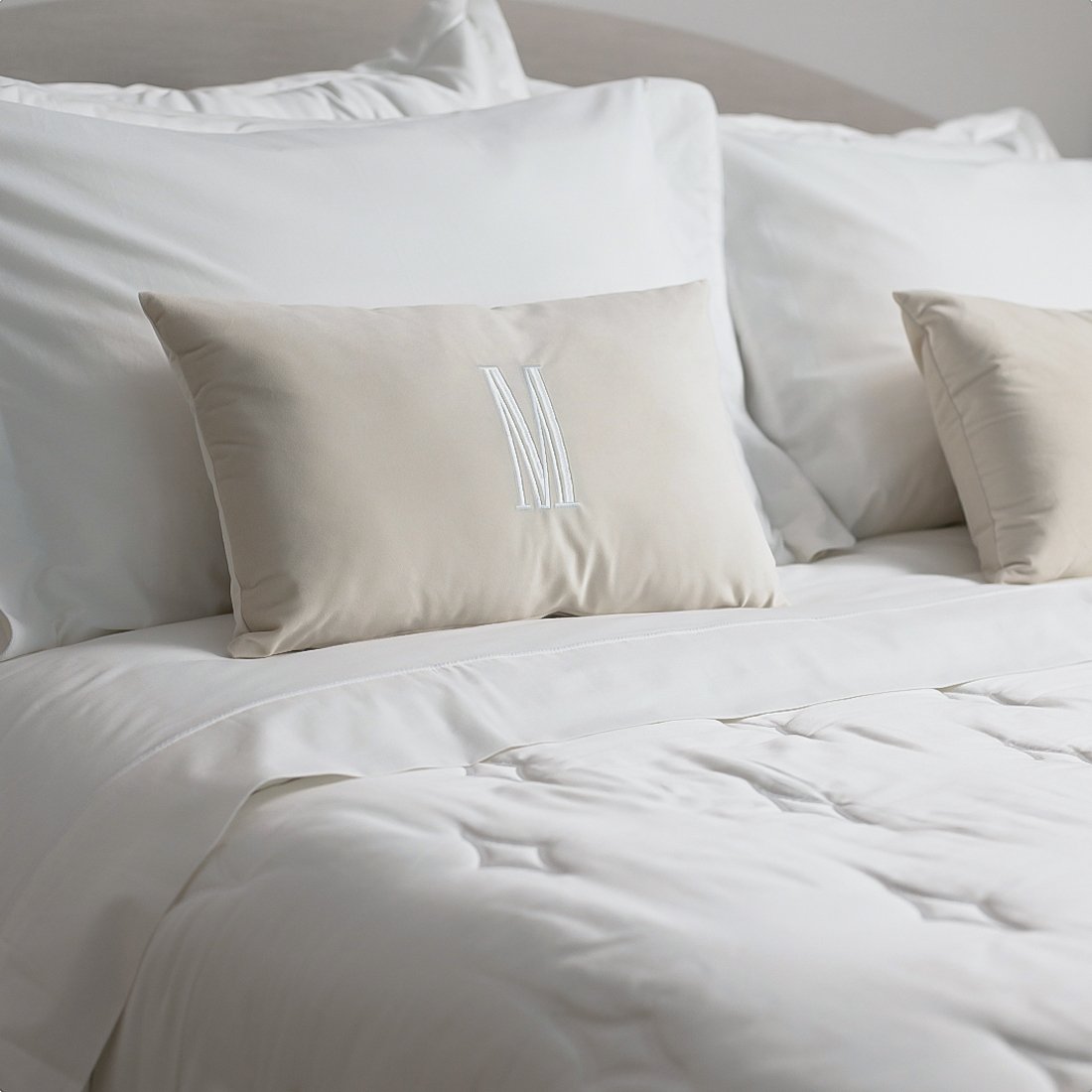 almofada para cama com monograma sottile casa ambientada 1