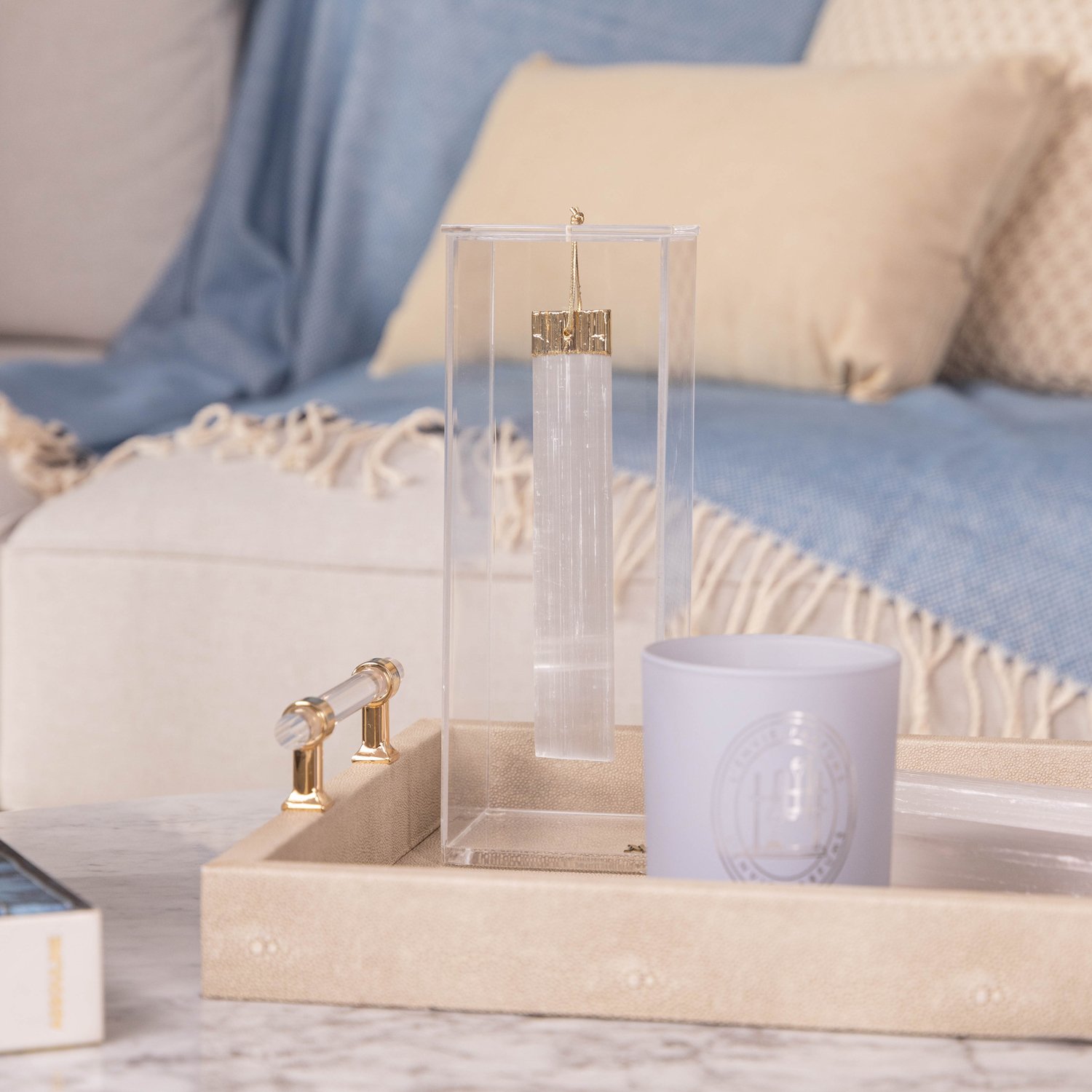 02 escultura pedra selenita bastao c caixa de acrilico m