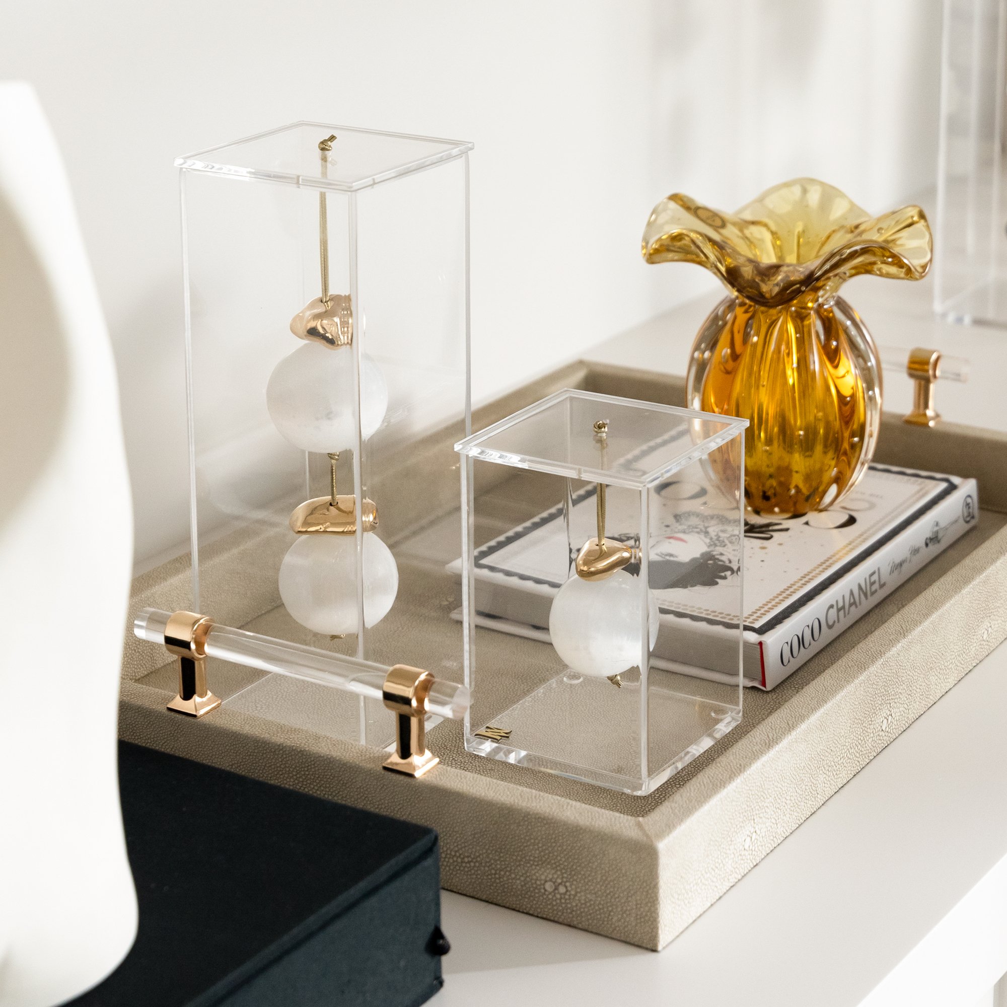 Escultura Pedra Selenita Esfera c Caixa de Acrílico PP