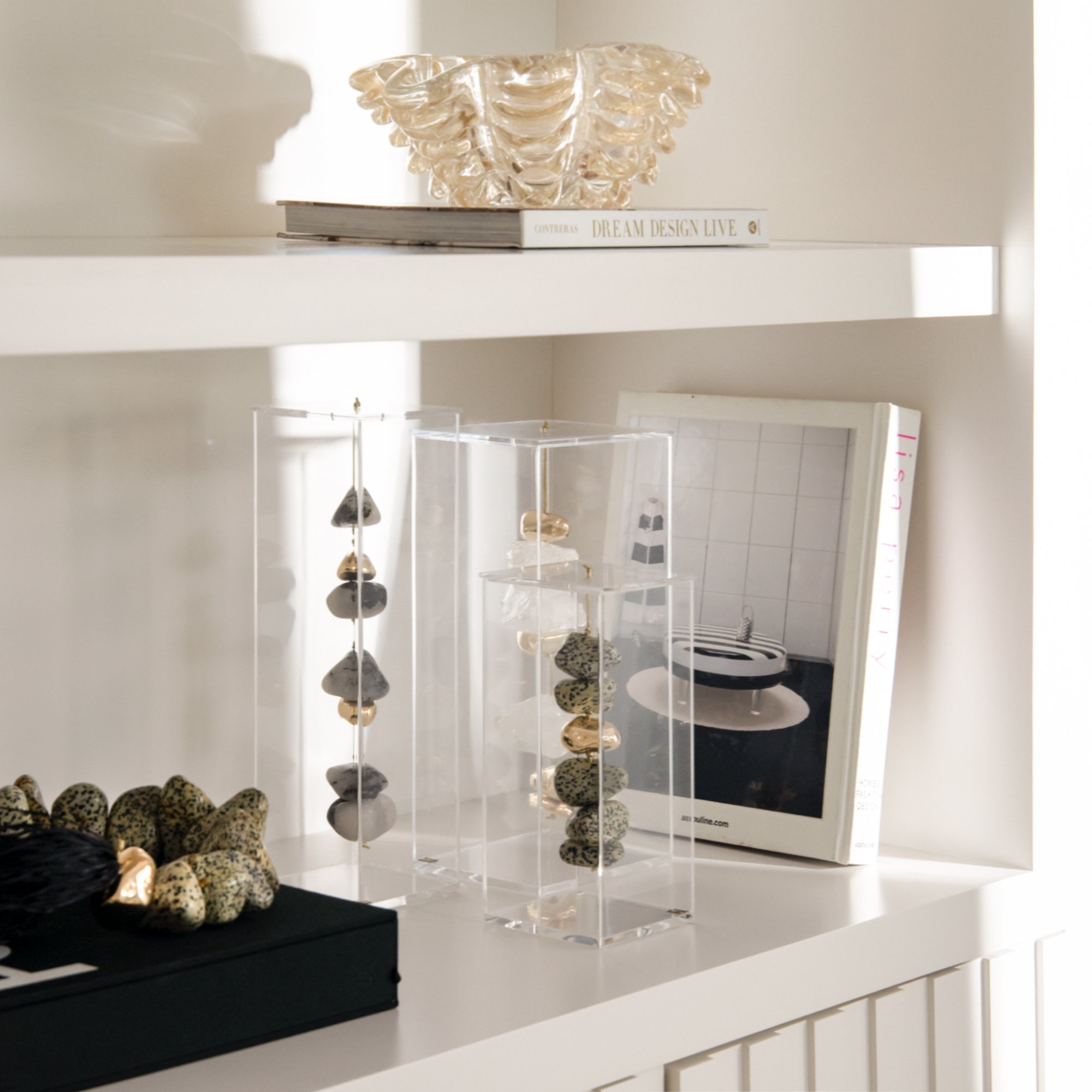 04 escultura pedra jaspe dalmata c caixa de acrilico m