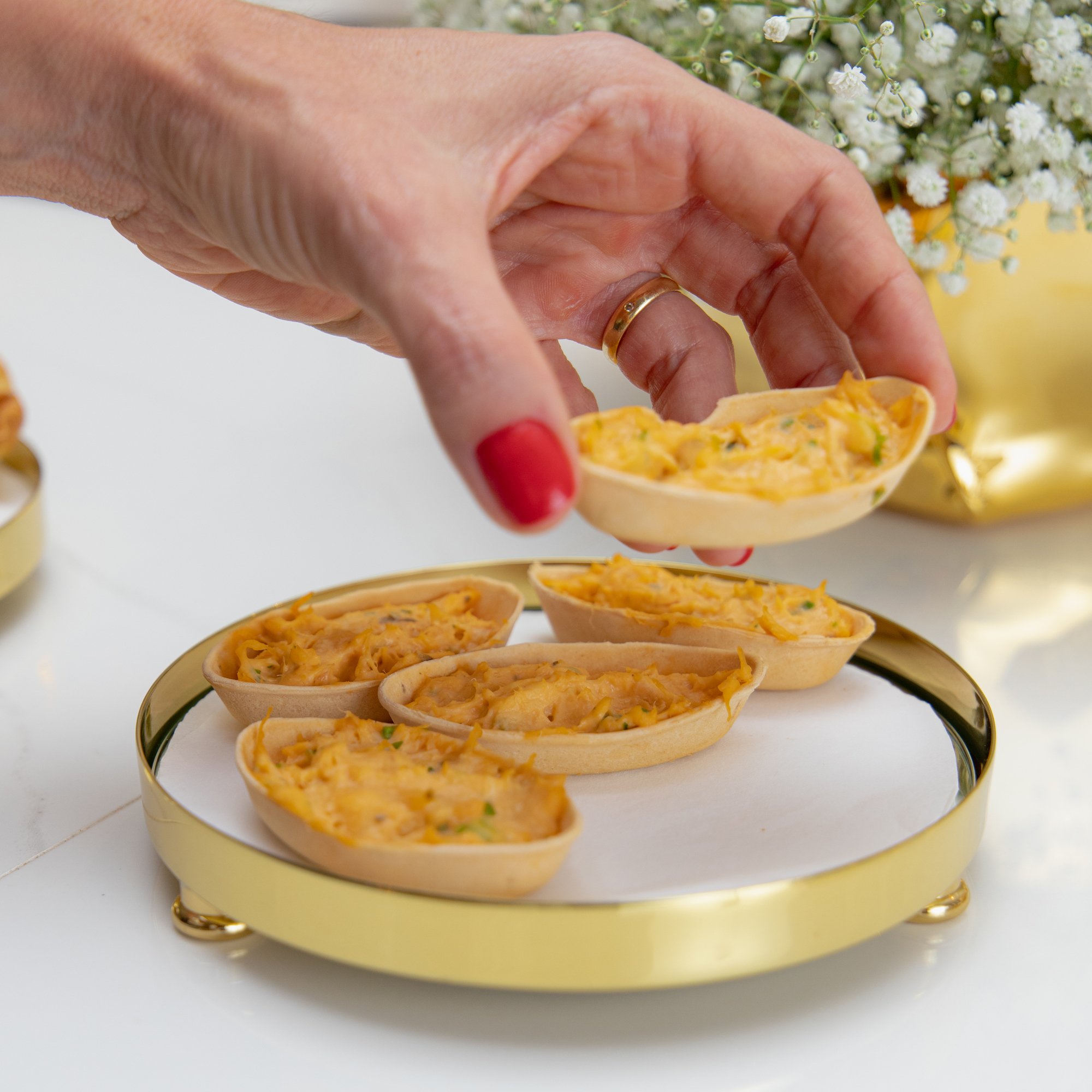 01 bandeja redonda dourada c fundo espelho m