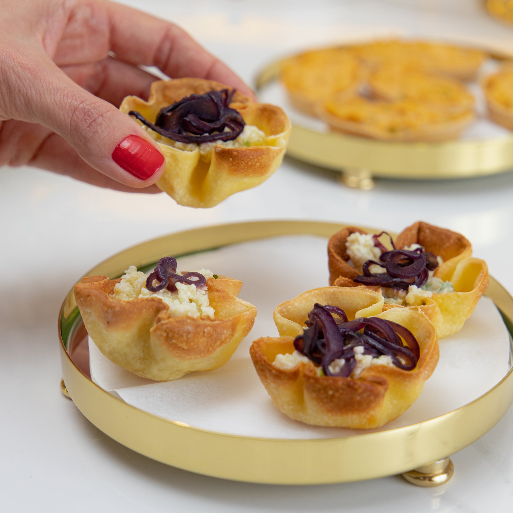 02 bandeja redonda dourada c fundo espelho m