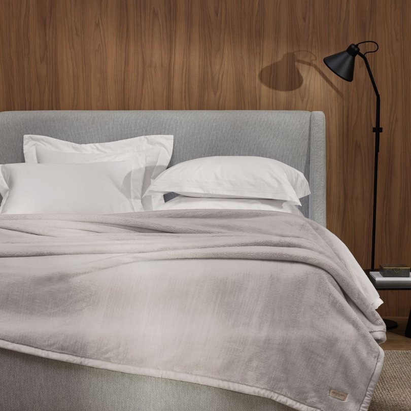 cobertor trussardi 100 microfibra aveludado nales cenere sottile casa ambientada