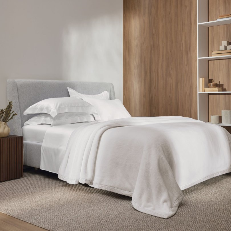 cobertor trussardi 100 microfibra aveludado piemontesi branco sottile casa ambientada copia