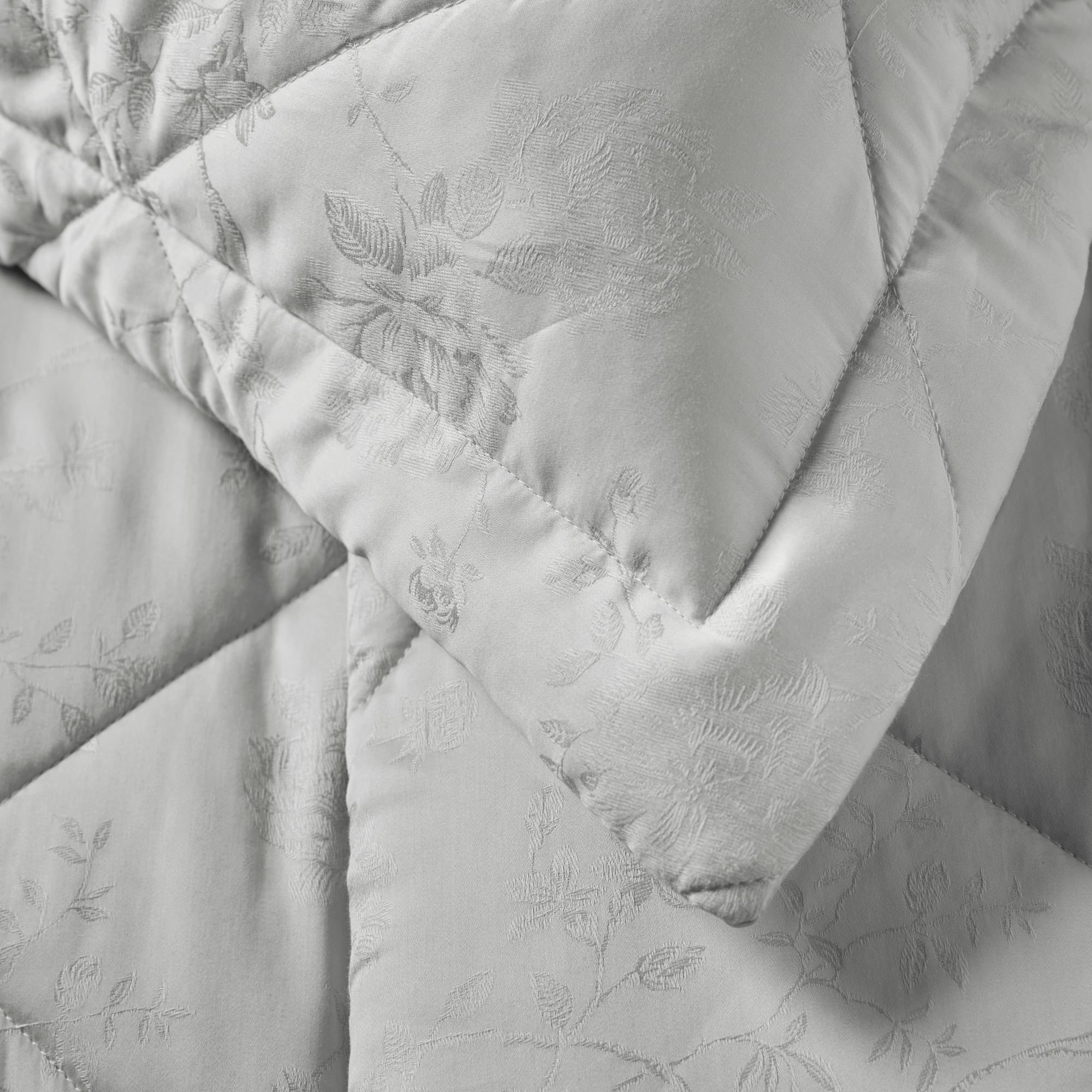 colcha trussardi jacquard cetim 300 fios sarentino platino sottile casa detalhe