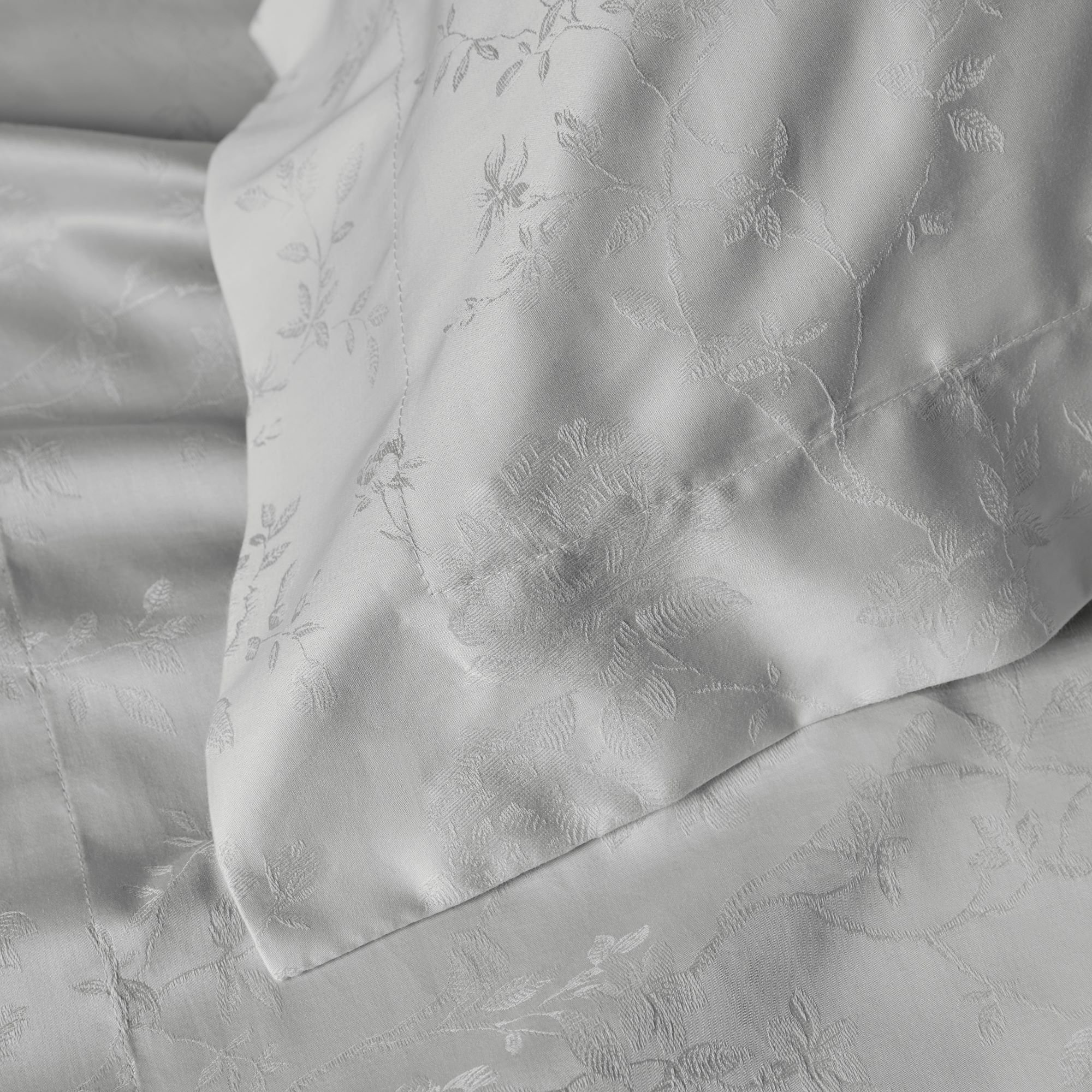 jogo de cama trussardi jacquard cetim 300 fios sarentino platino sottile casa detalhe