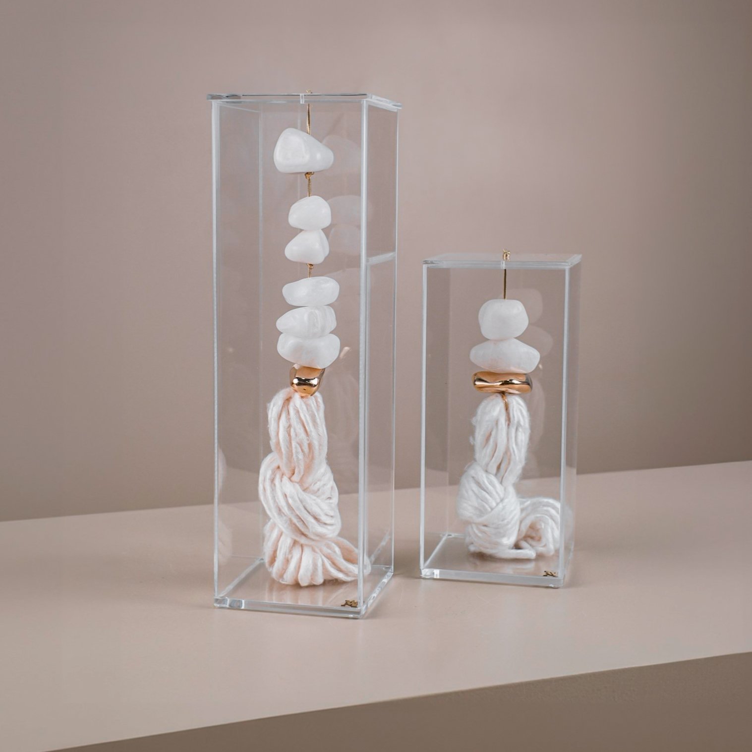 Escultura Fio Seda e Pedra Quartzo Branco c Caixa de AcrAlico M e G Sottile Casa Ambientada_1