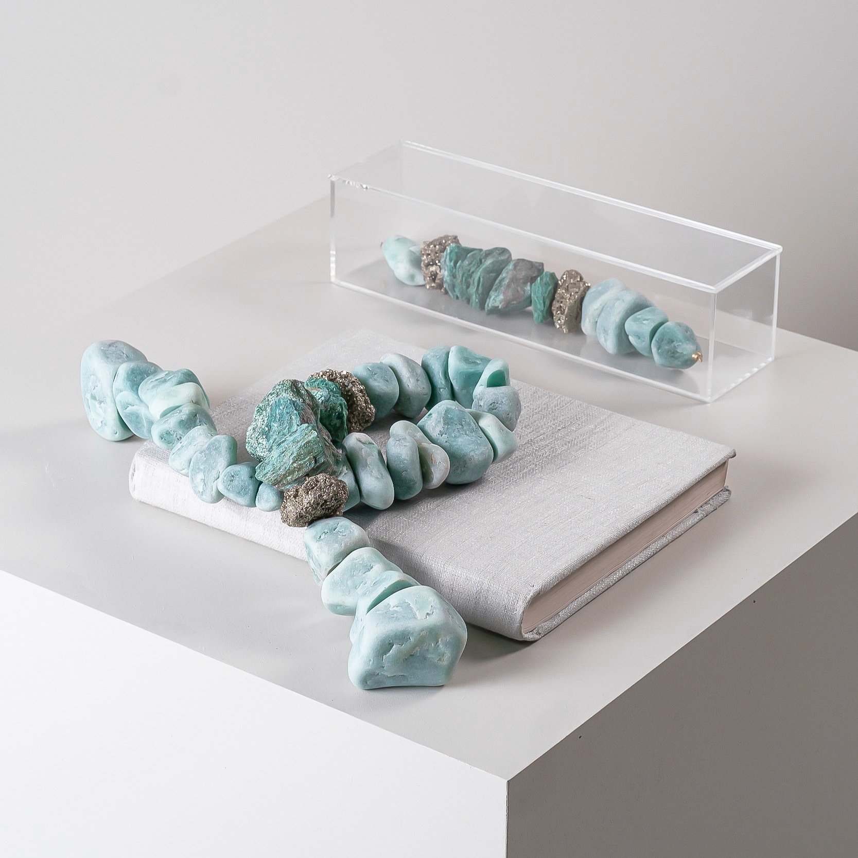 Escultura Pedra Fuchsita c Caixa de AcrAlico Horizontal e Colar de Mesa de Pedra Fuchsita Sottile Casa Ambientada_1