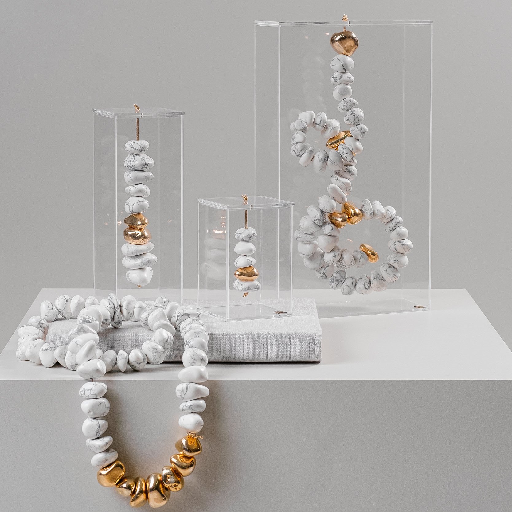 Escultura Pedra Howlita c Caixa de AcrAlico GG Sottile Casa Ambientada_1