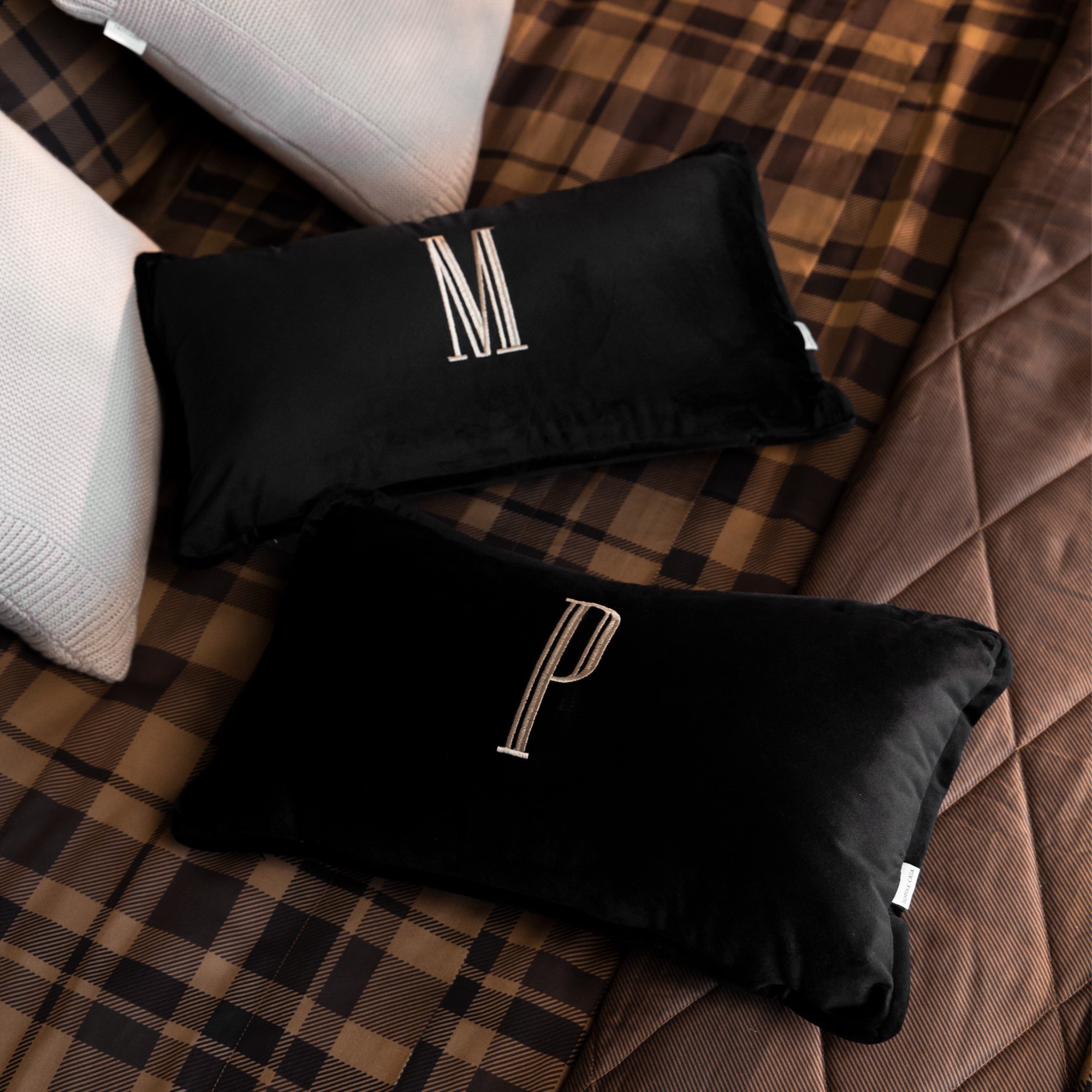 jogo almofadas sottile casa monograma filetto bordado simples preto ambientada detalhes sottile