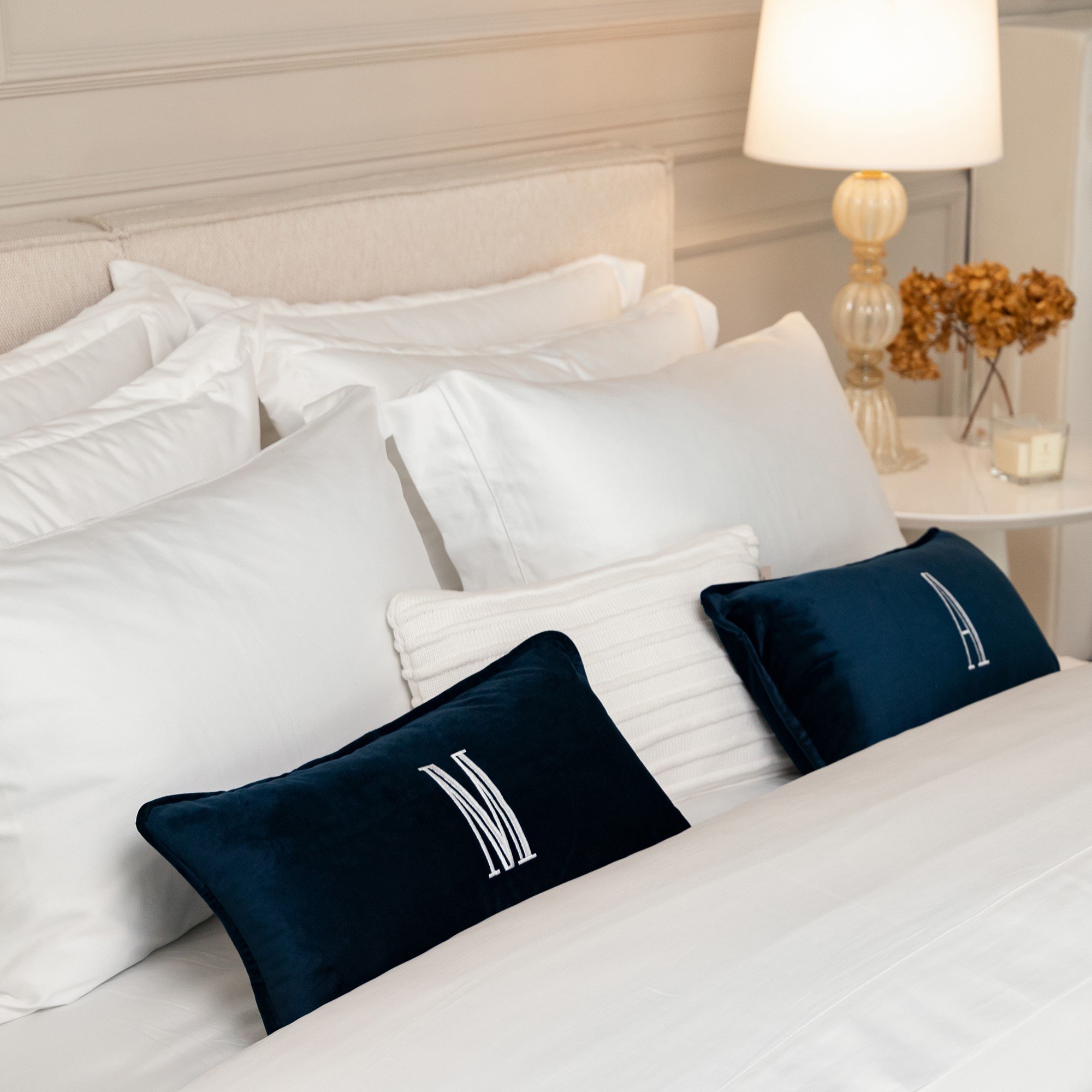 jogo almofadas sottile casa monograma filetto bordado simples marinho detalhes ambientada sottile