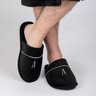chinelo masculino sottile casa veludo preto com monograma ambientada padrao sottile