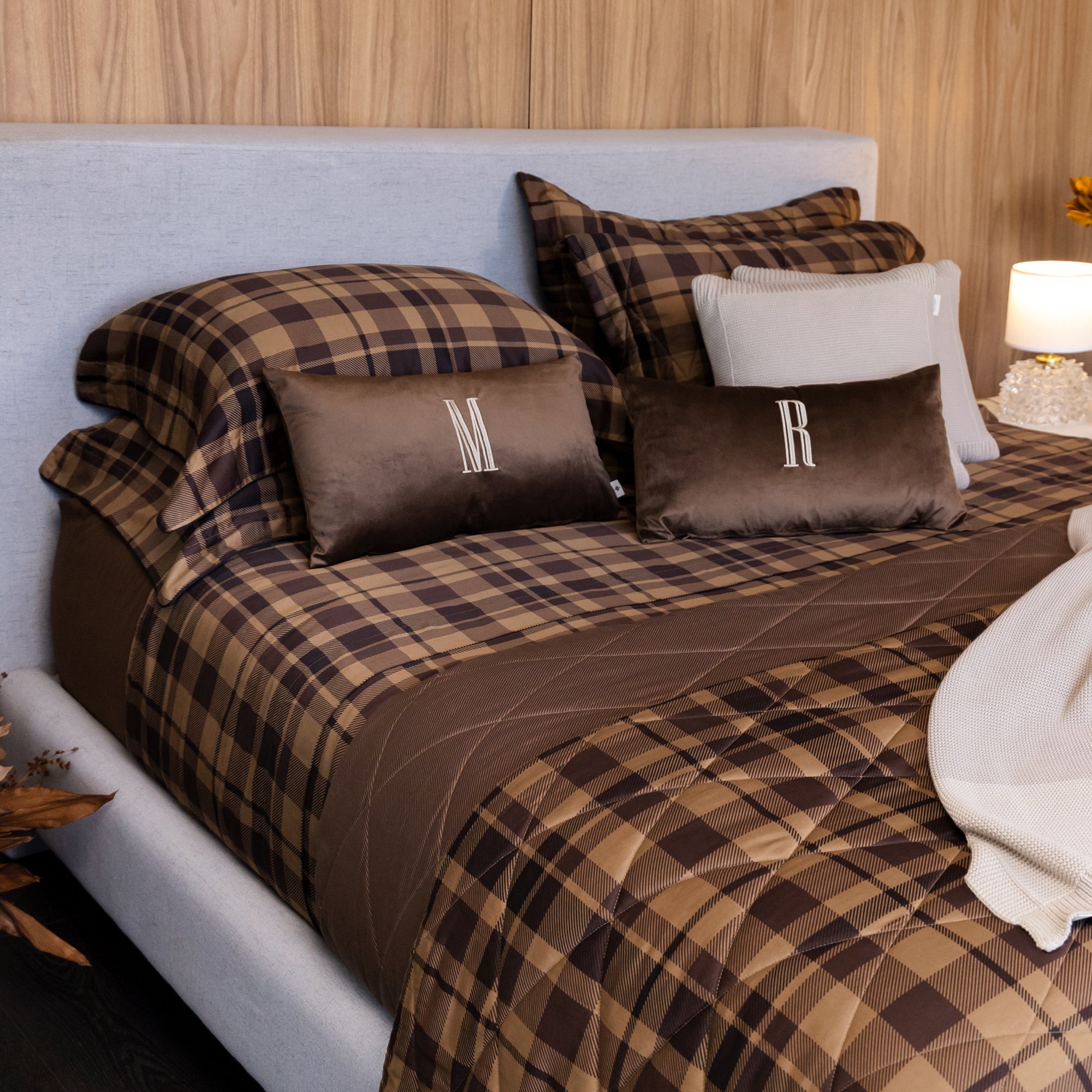 almofada monograma eleganza bordado simples marrom ambientada