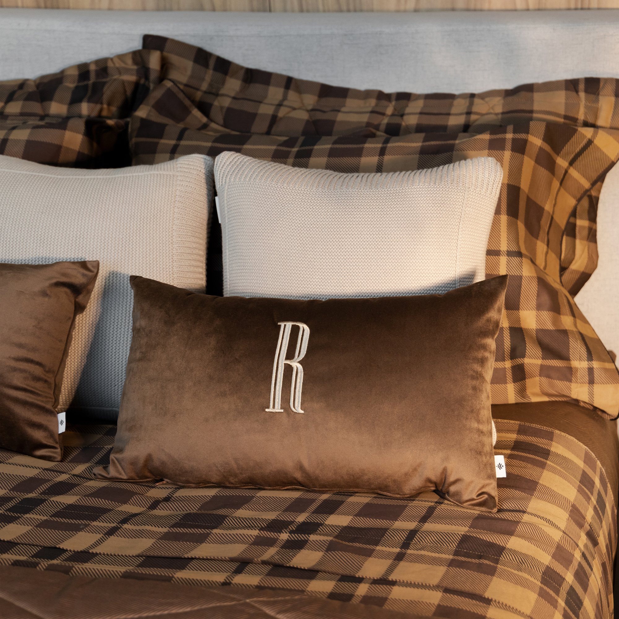 almofada monograma eleganza bordado simples marrom ambientada detalhe