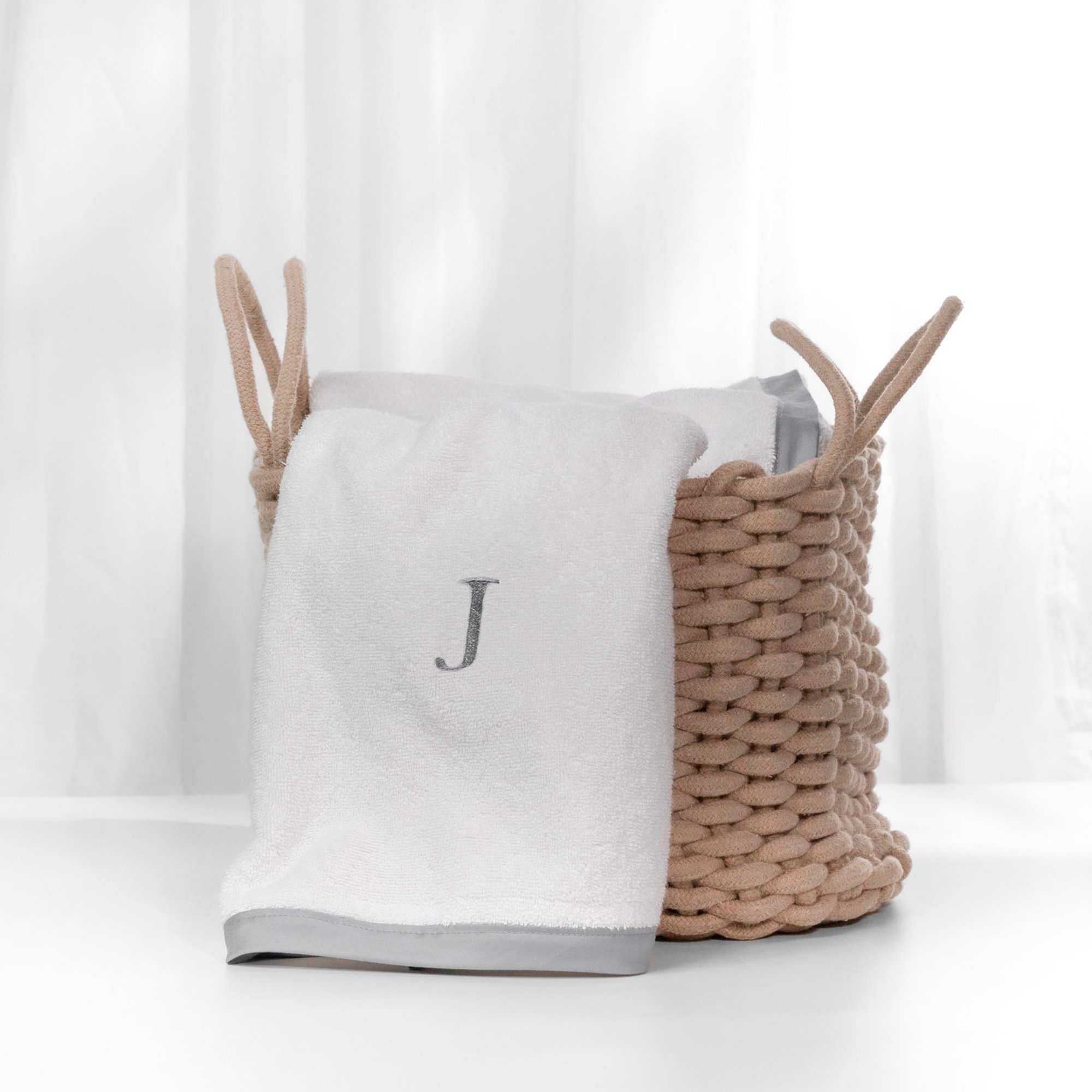 toalha fascino monograma letra cinza sottile casa ambientada cesto