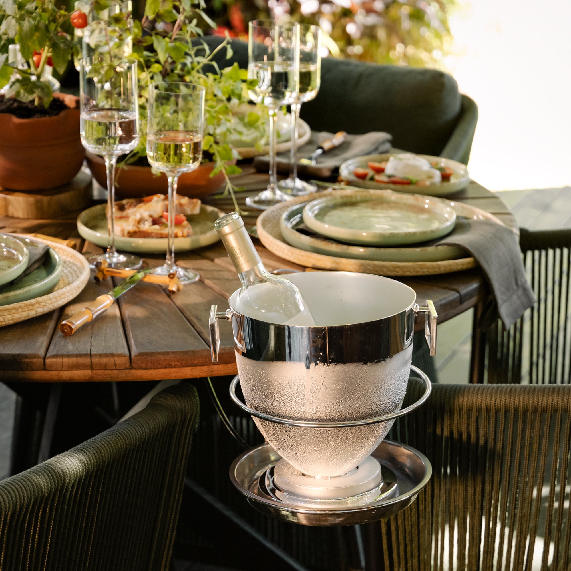 balde de champagne com pe shefield plate foto ambientada no jardim sottile casa