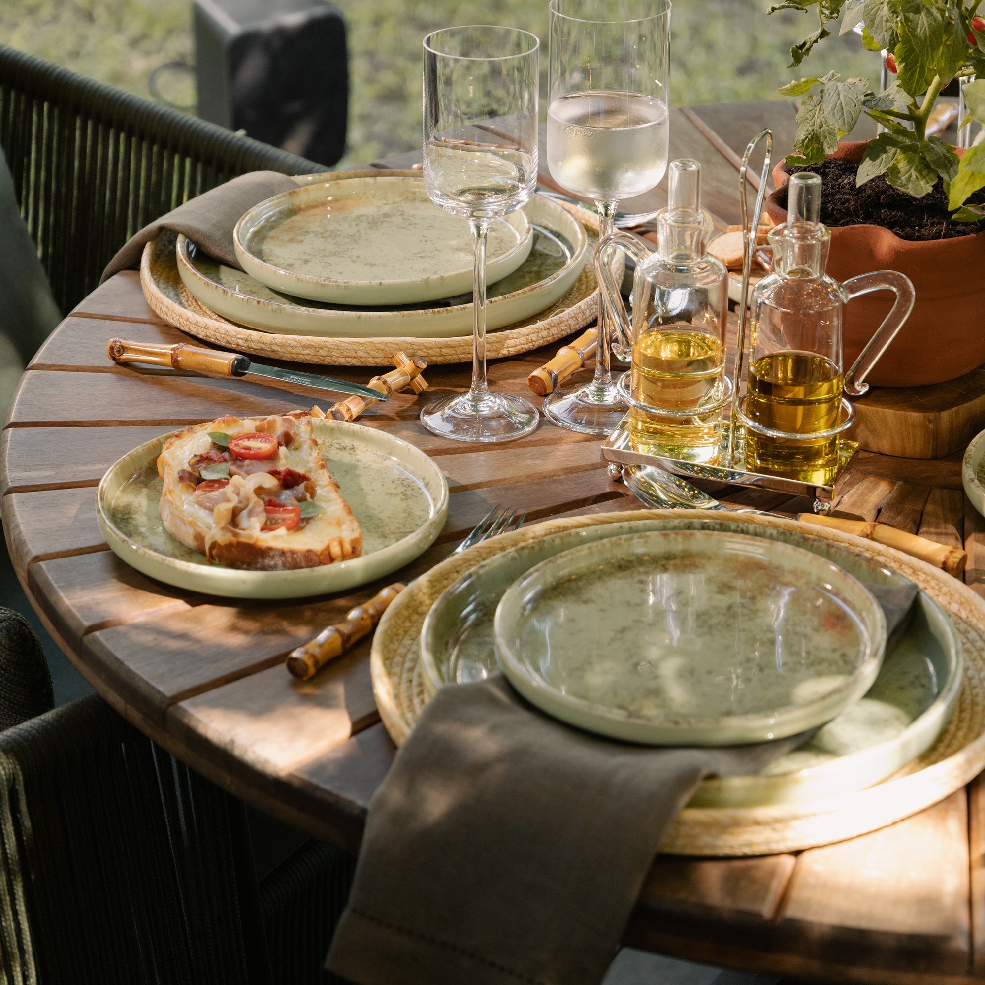 foto ambientada no jardim jogo de pratos aspen ceramica scalla sottile casa sottile