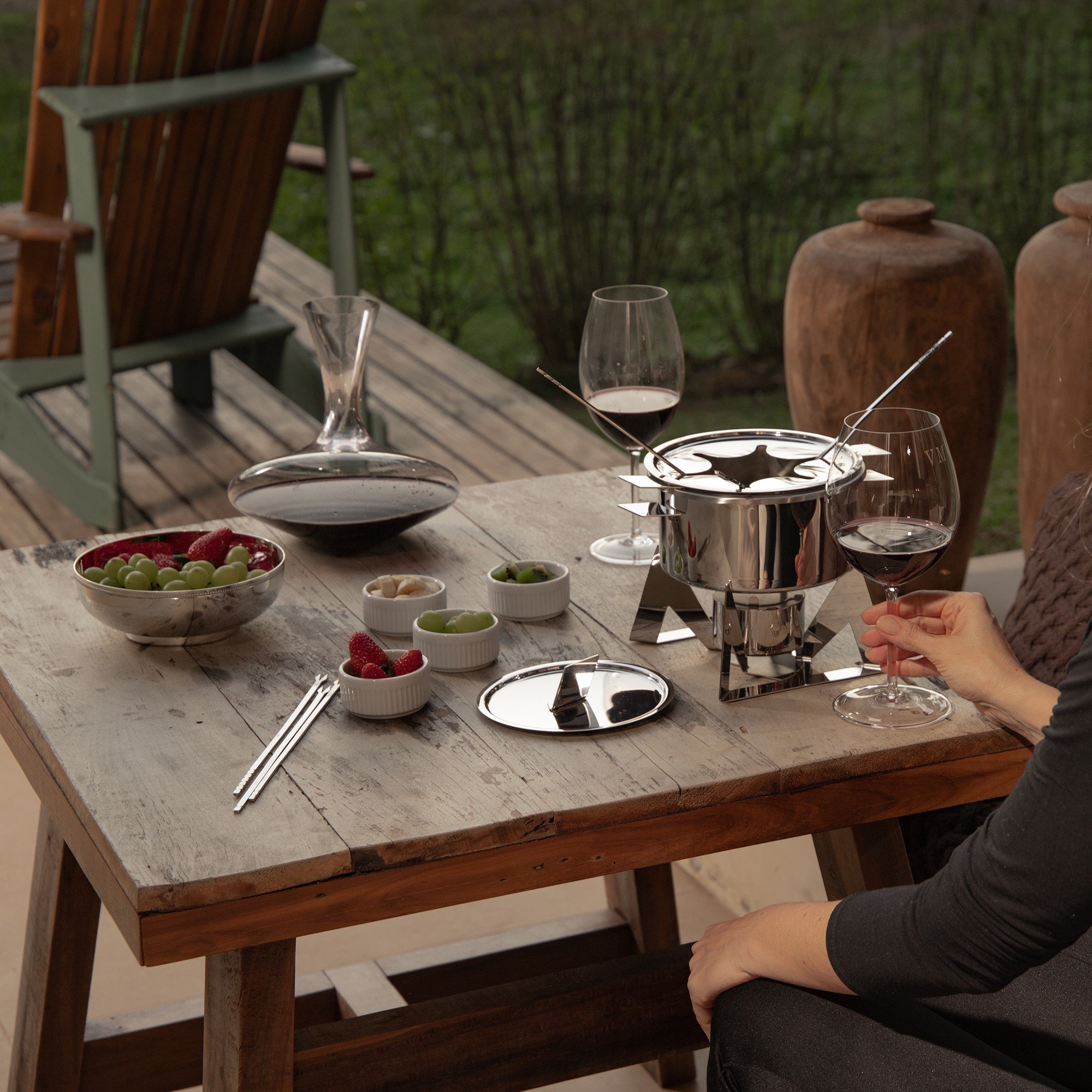 mesa ambientada servico de fondue inox com ramekin refratario porcelana germer e bowl saint james foto sottile casa sottile