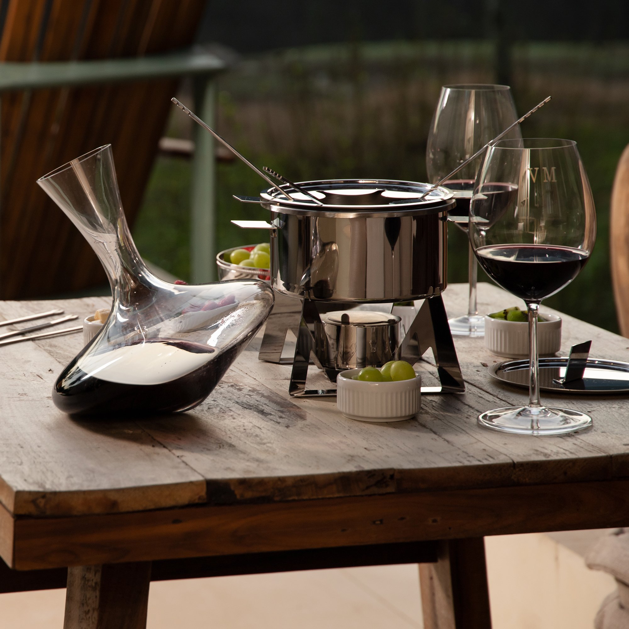 foto ambientada taca de cristal vinho tinto decanter cristal e servico de fondue foto ambientada sottile casa
