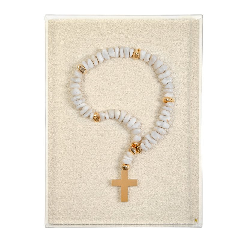 Quadro Colar BouclA e Pedra Quartzo Branco Crucifixo com Caixa de AcrAlico GG Foto Still Sottile Casa Sottile1
