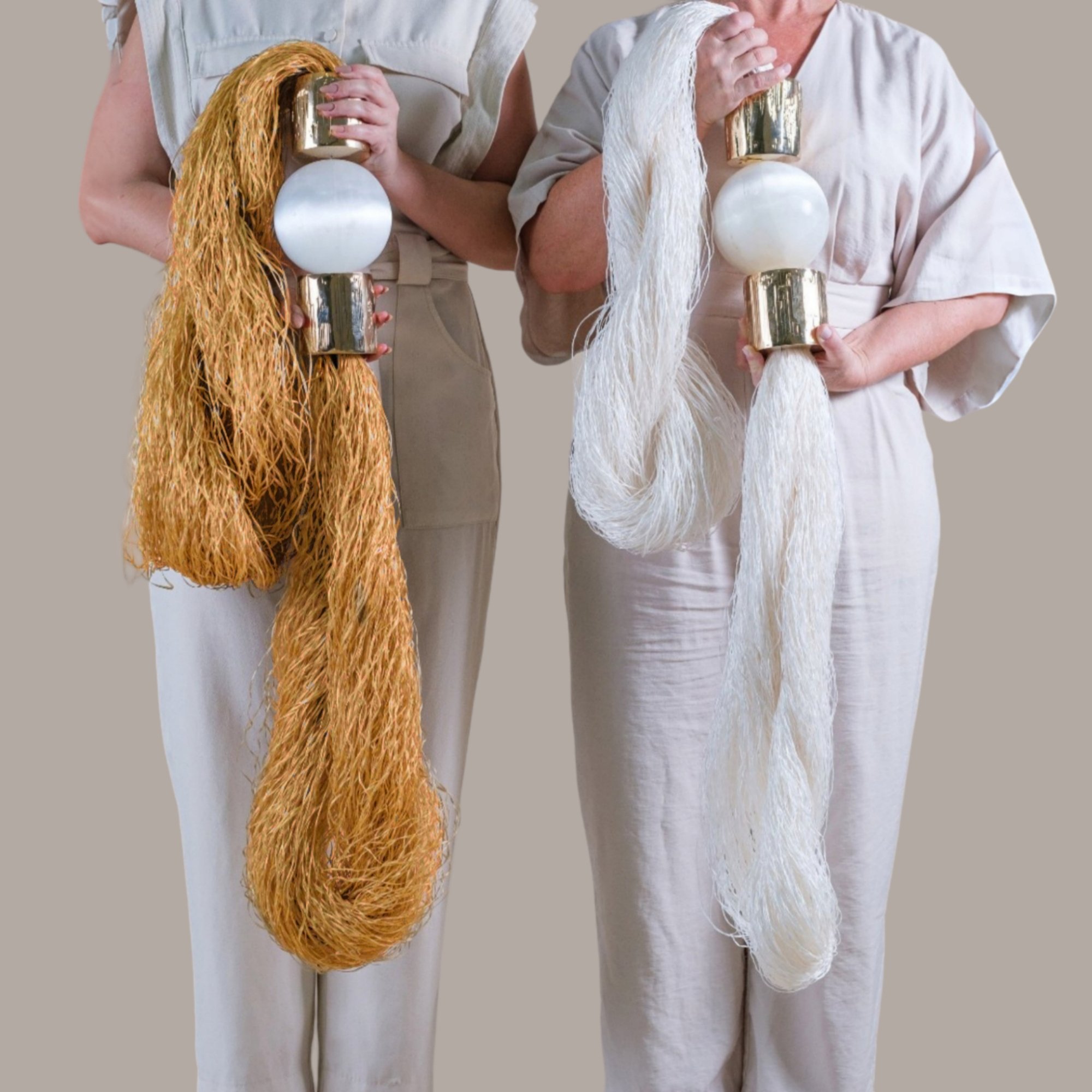 colar de mesa pedra selenita esfera com palha seda grossa marrom e off white