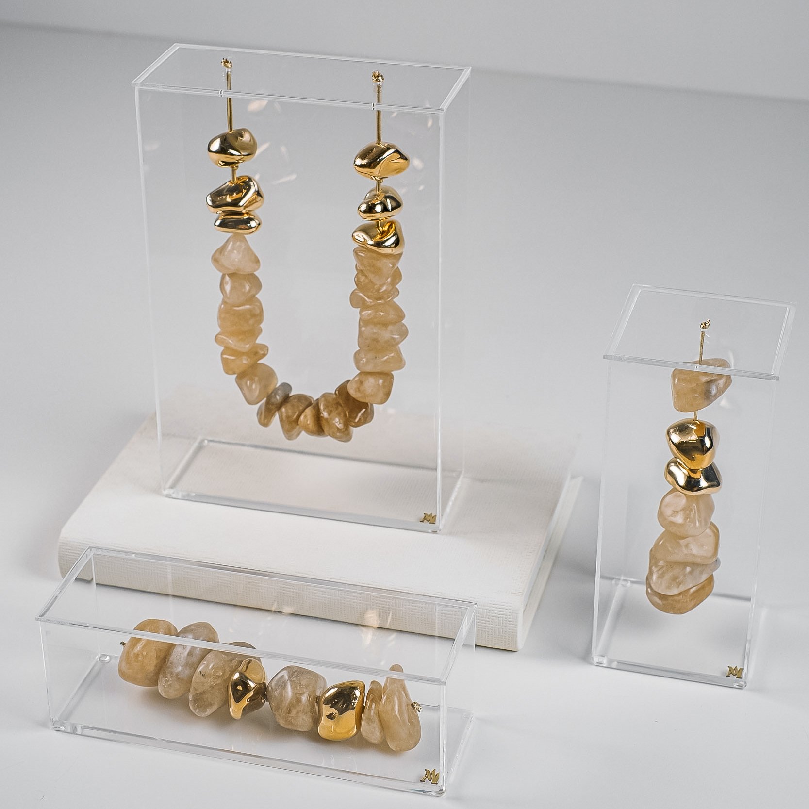 escultura pedra citrino natural c caixa de acra lico horizontal dupla e simples sottile casa ambientada 1 1