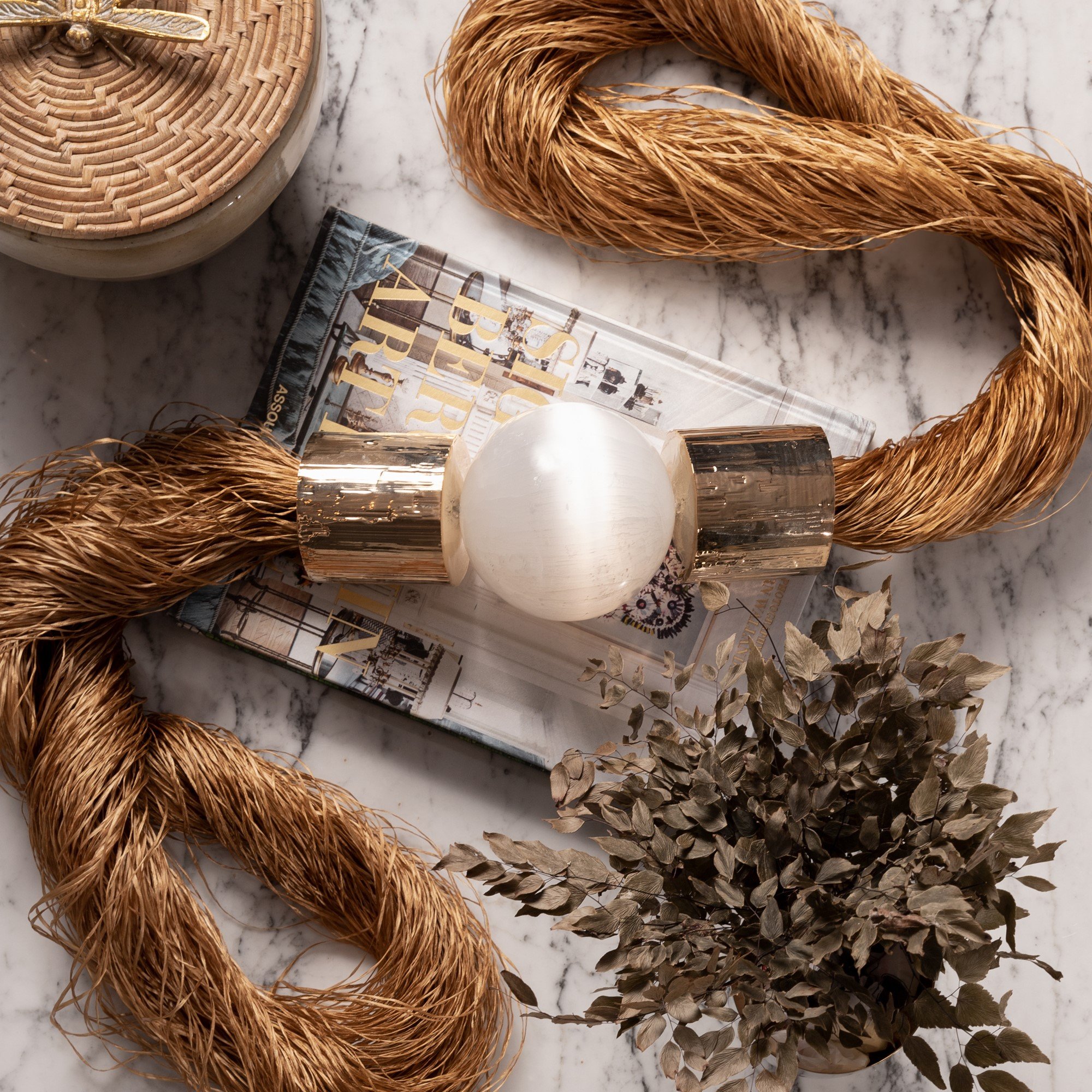 colar de mesa pedra selenita esfera com palha seda grossa marrom 2