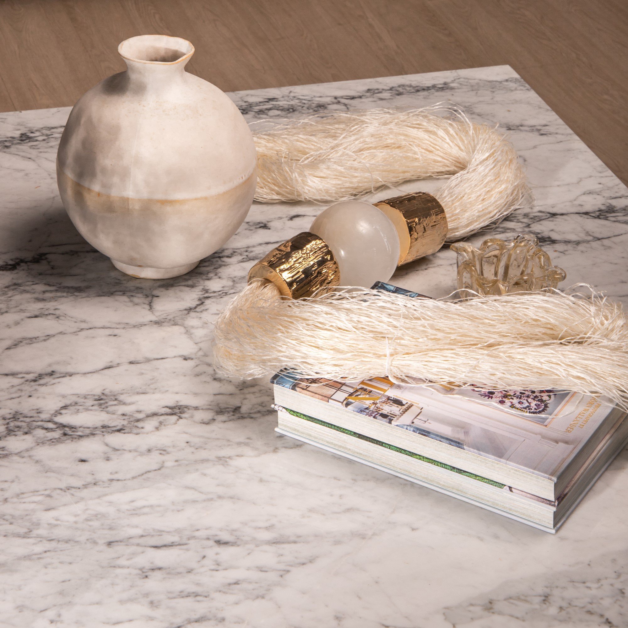 Colar de Mesa Pedra Selenita Esfera com Palha Seda Grossa Off White