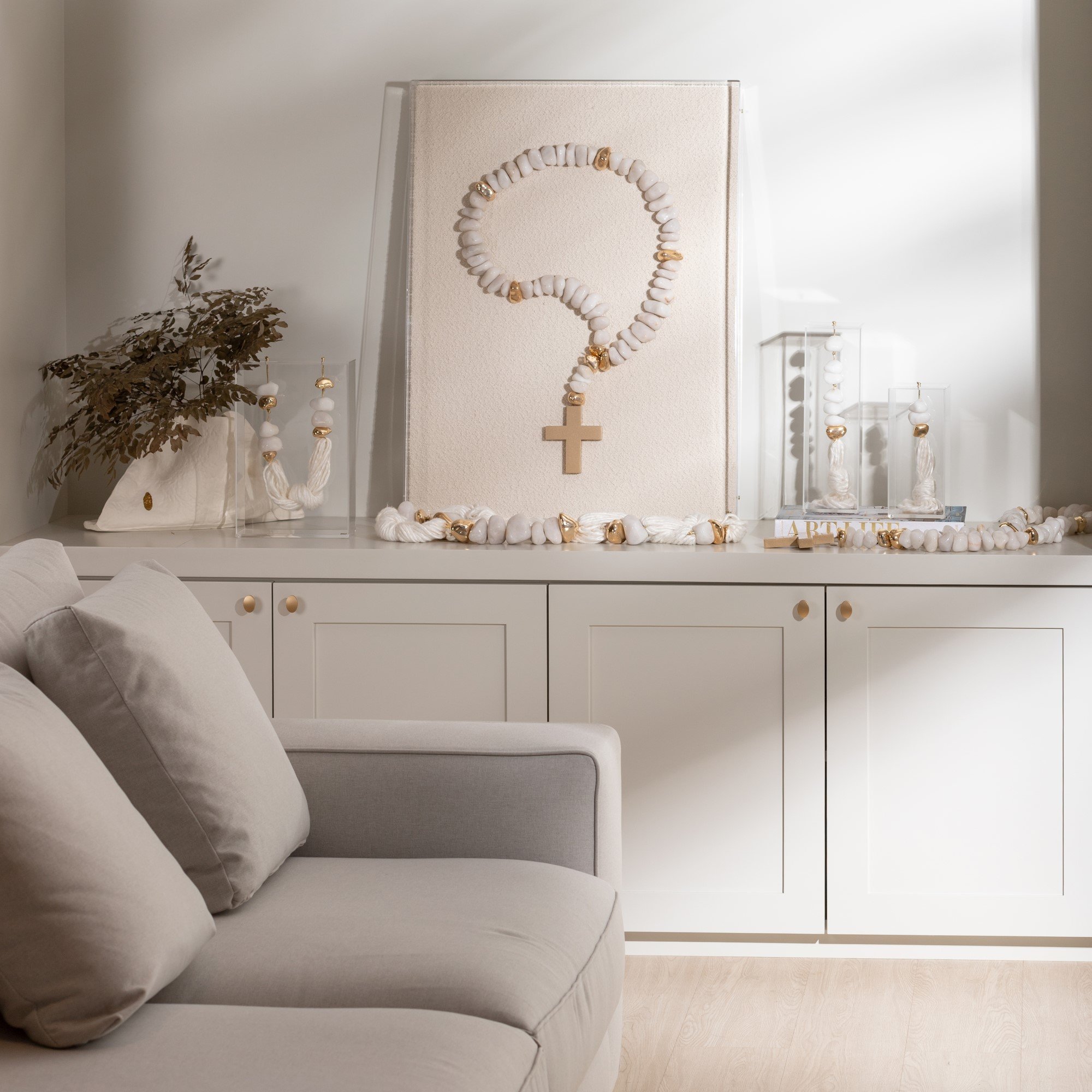 quadro colar boucle e pedra quartzo branco crucifixo c caixa de acrilico gg 2