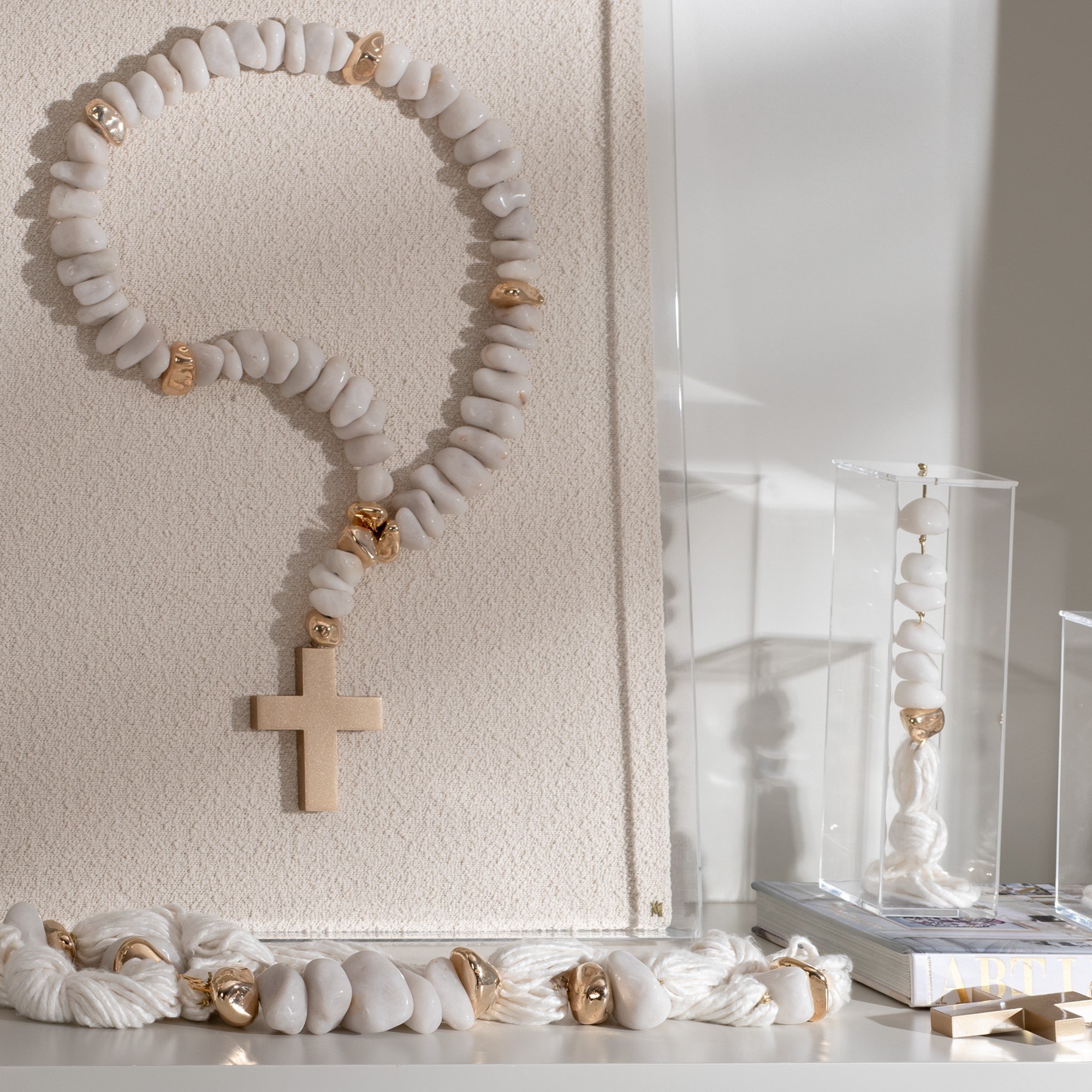 quadro colar boucle e pedra quartzo branco crucifixo c caixa de acrilico gg