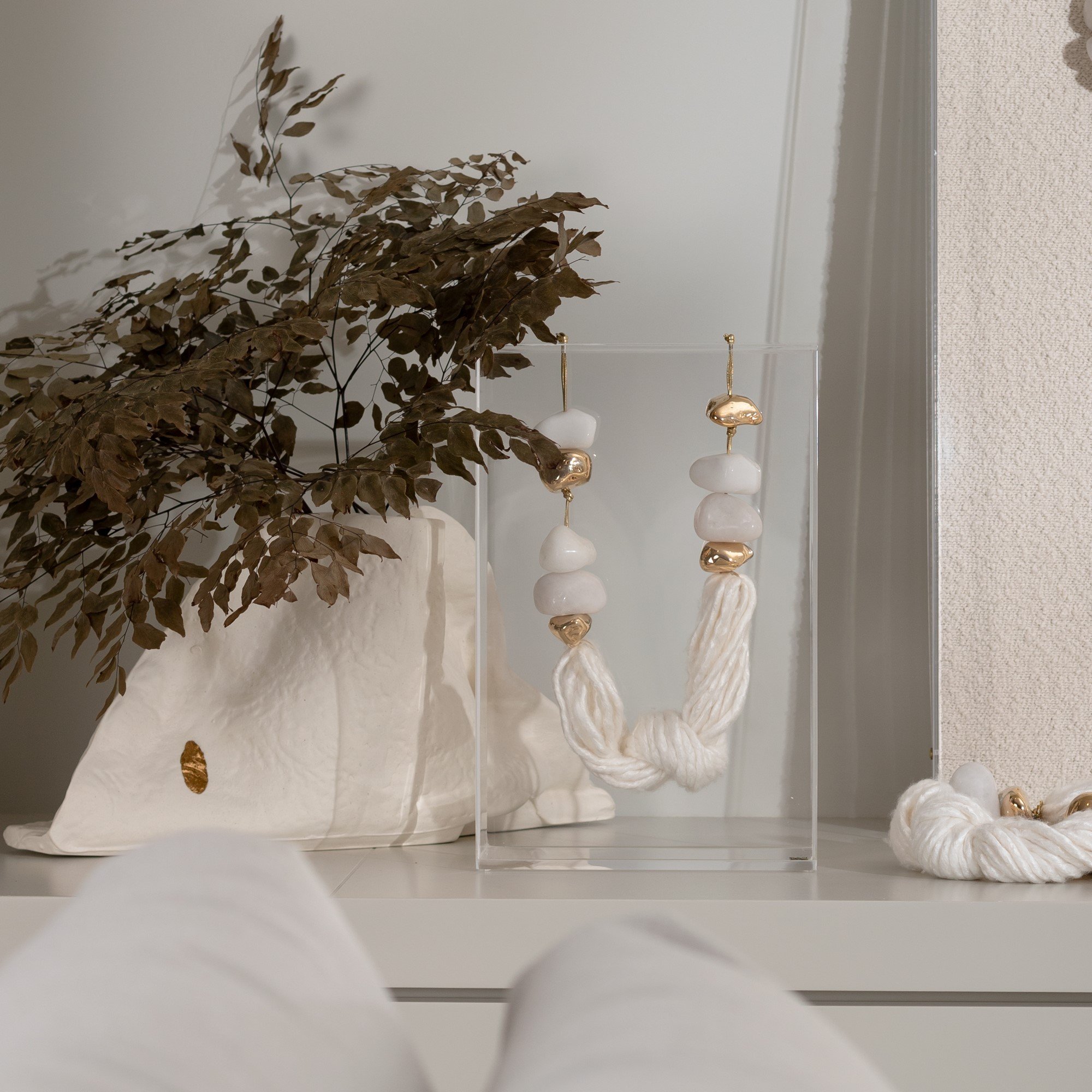 escultura fio seda e pedra quartzo branco dupla c caixa de acrilico gg