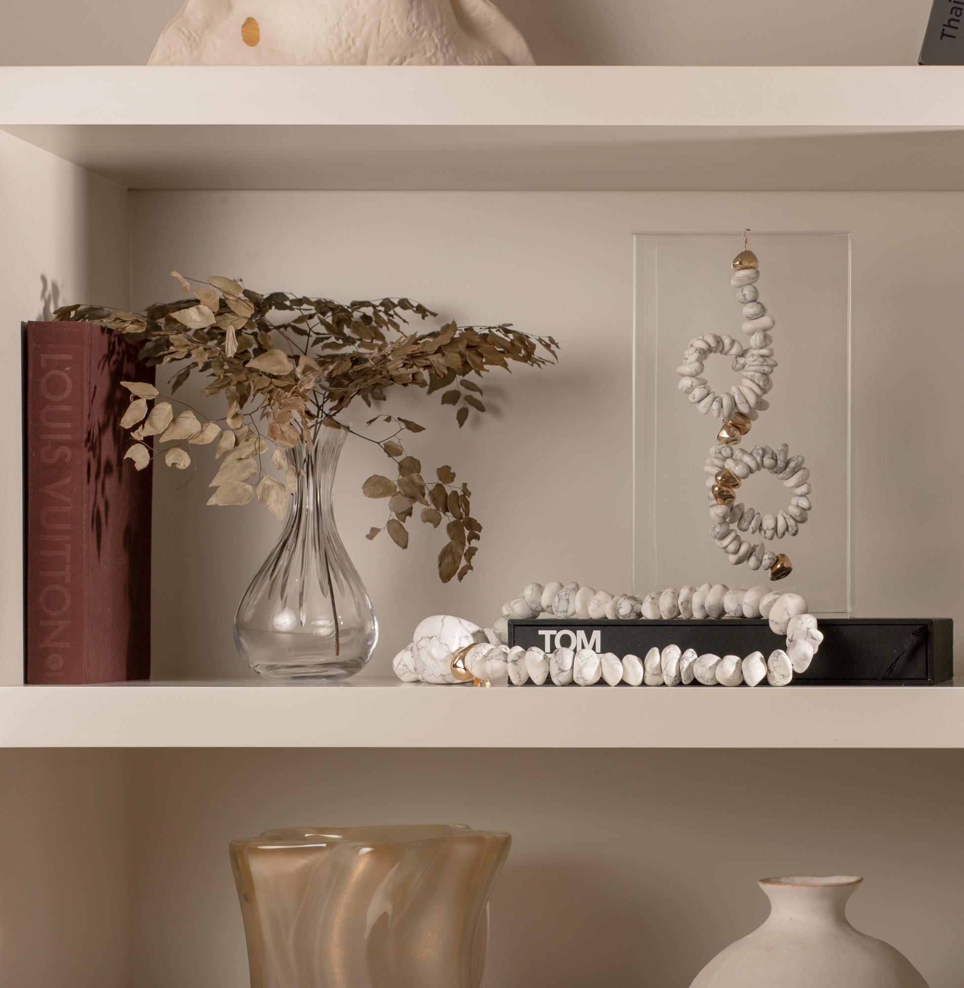 escultura pedra howlita c caixa de acrilico gg