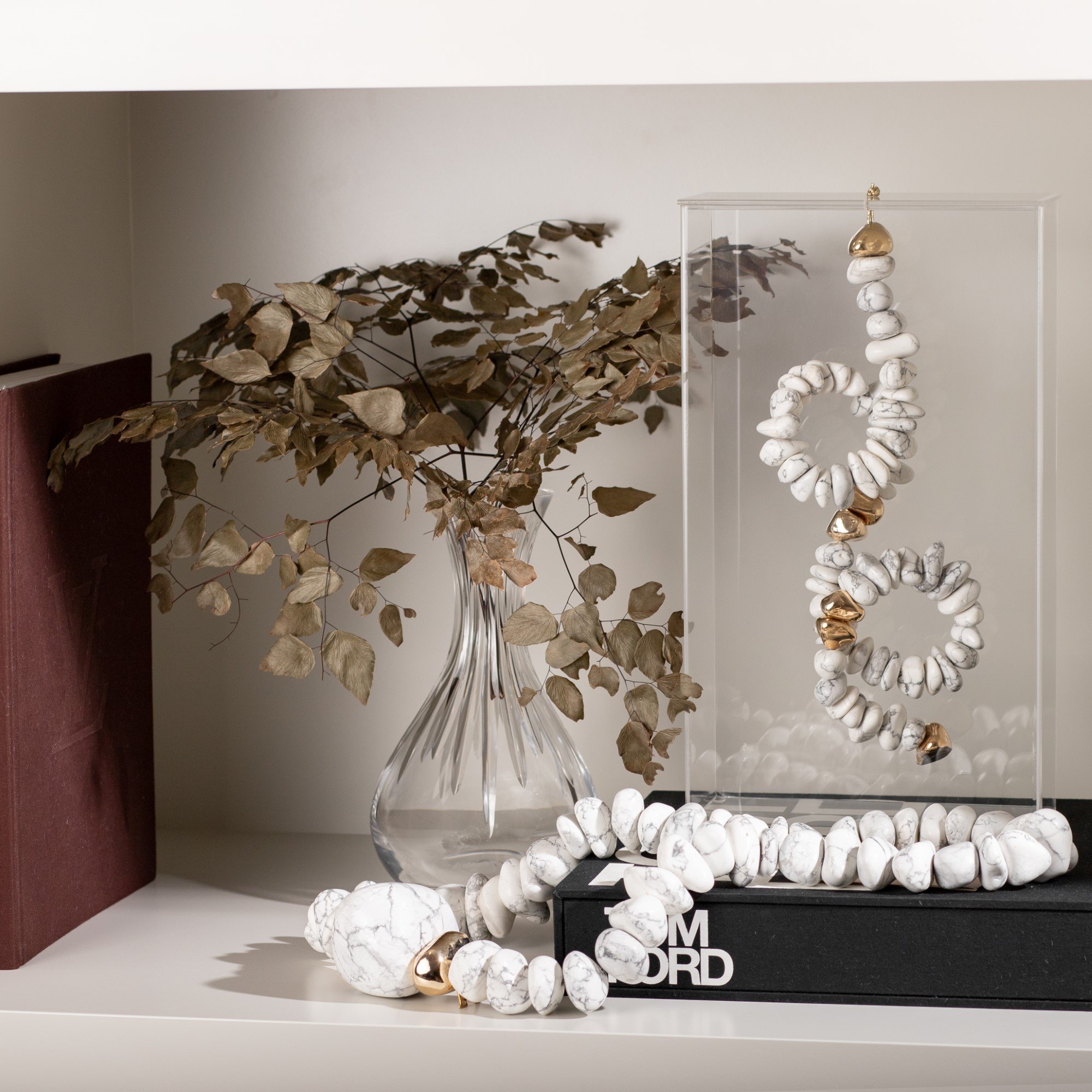 escultura pedra howlita c caixa de acrilico gg 2