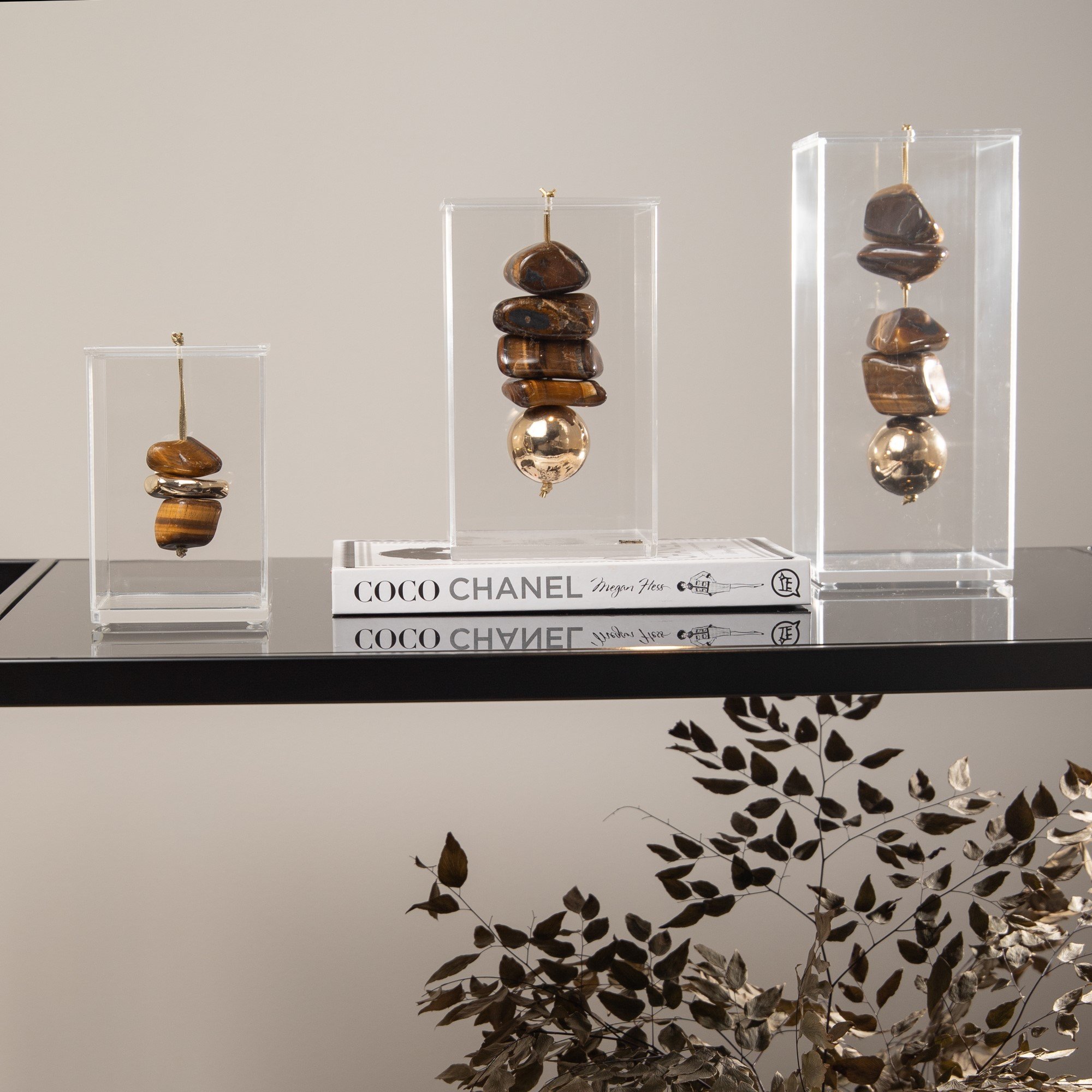 escultura pedra olho de tigre c caixa de acrilico m